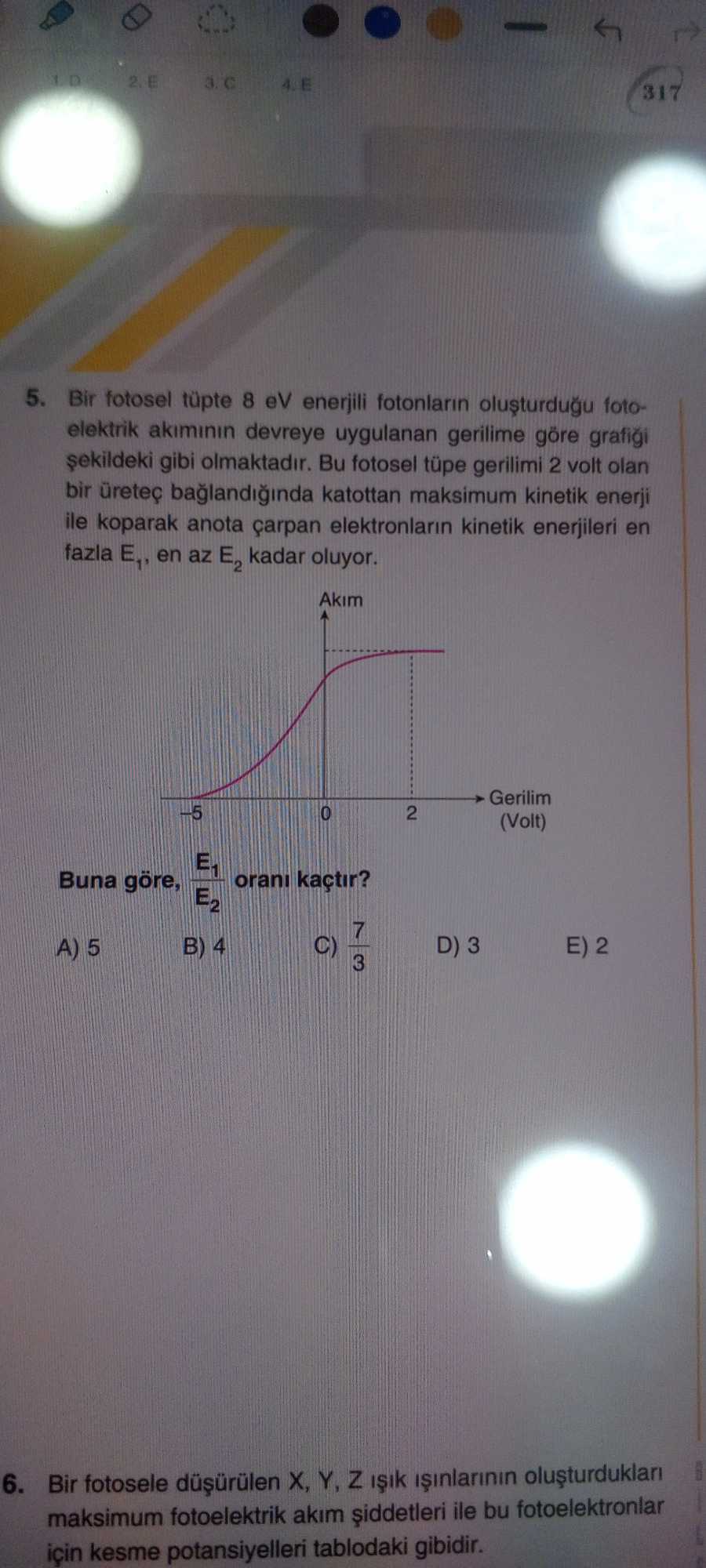 Bir fotosel tüpte 8 eV enerjili fotonların oluşturduğu fotoelektrik akımının devreye uygulanan