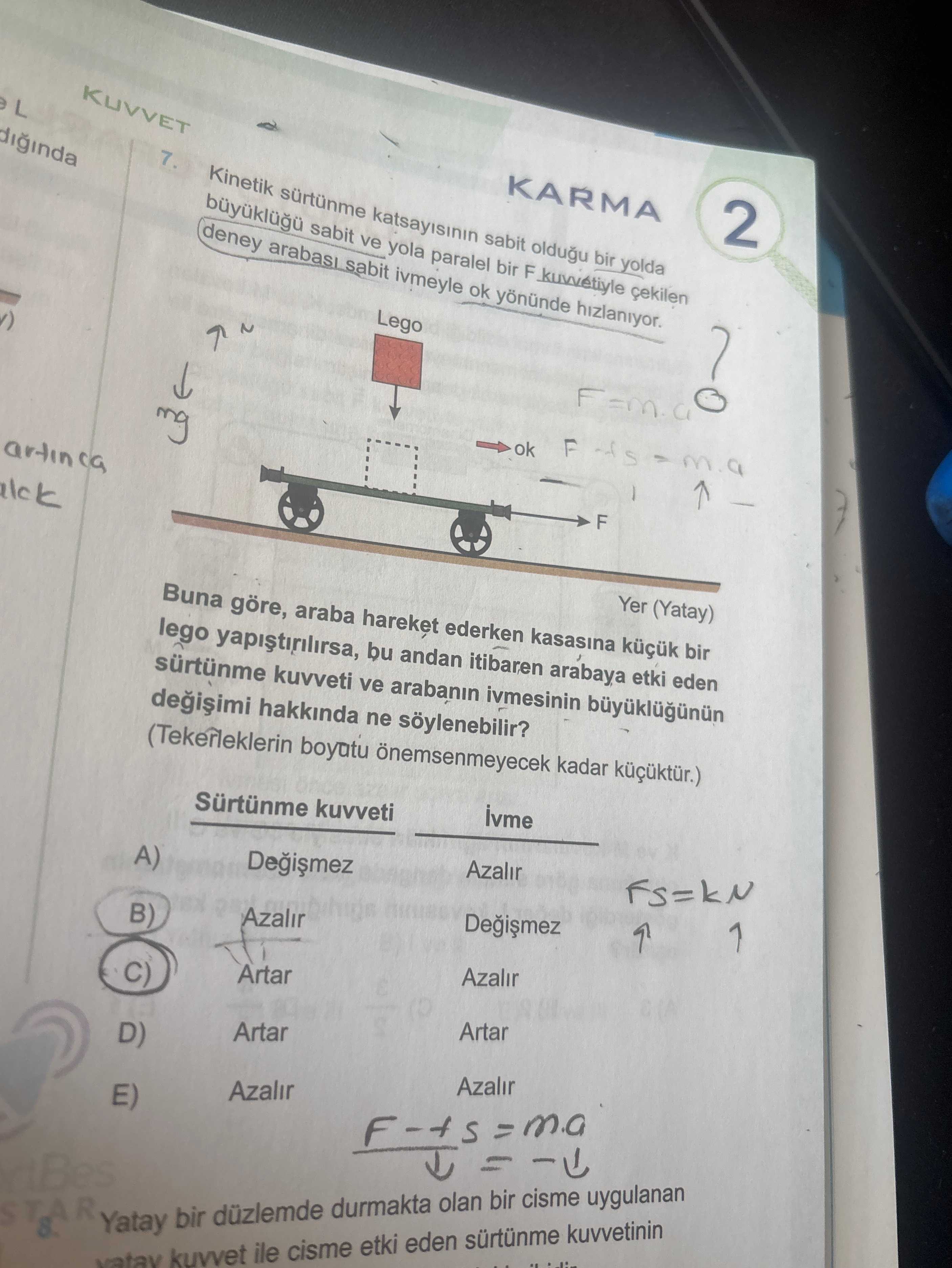 Kinetik sürtünme katsayısının sabit olduğu bir yolda büyüklüğü sabit ve yola paralel bir F