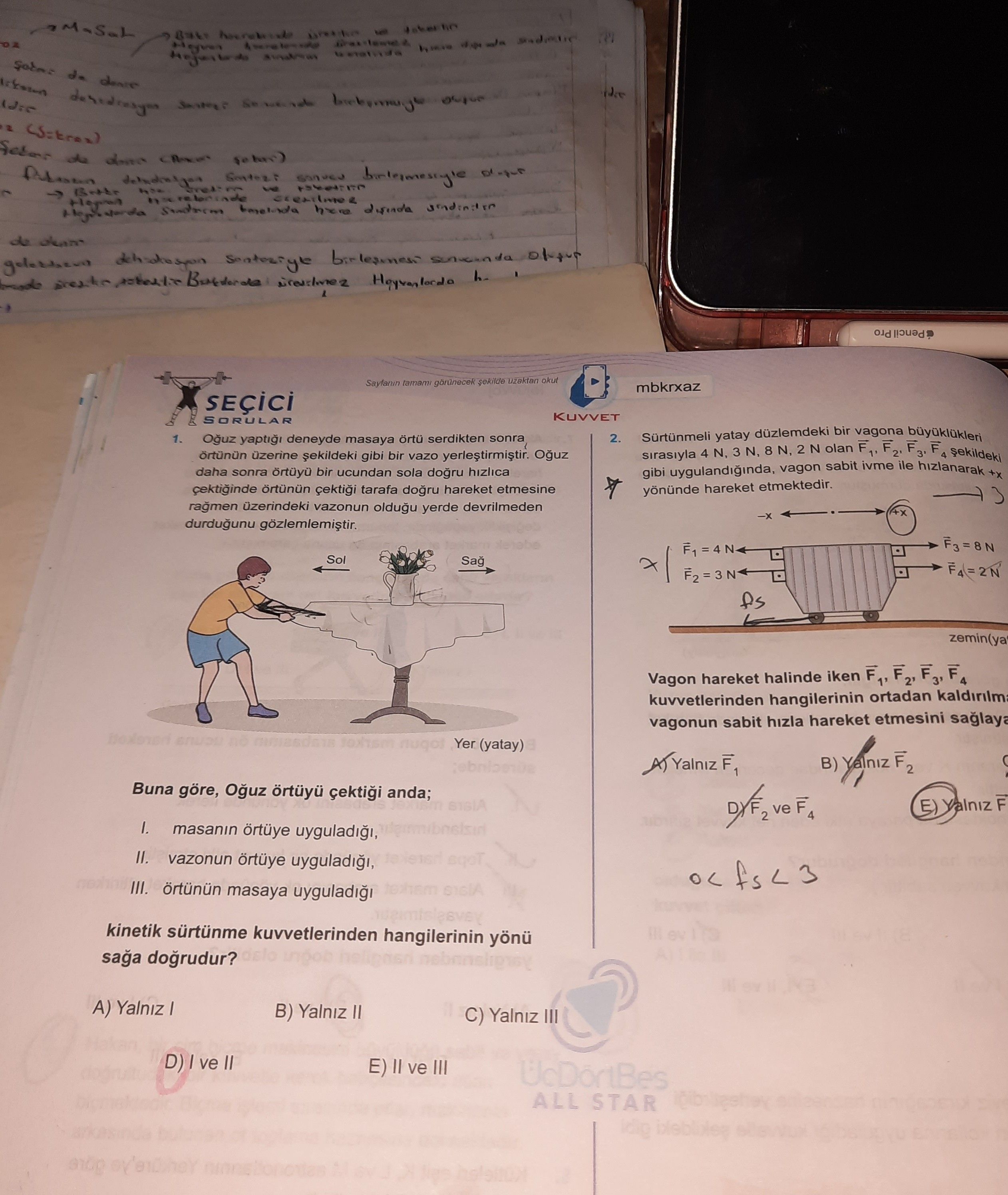 Oğuz yaptığı deneyde masaya örtü serdikten sonra örtünün üzerine şekildeki gibi bir vazo