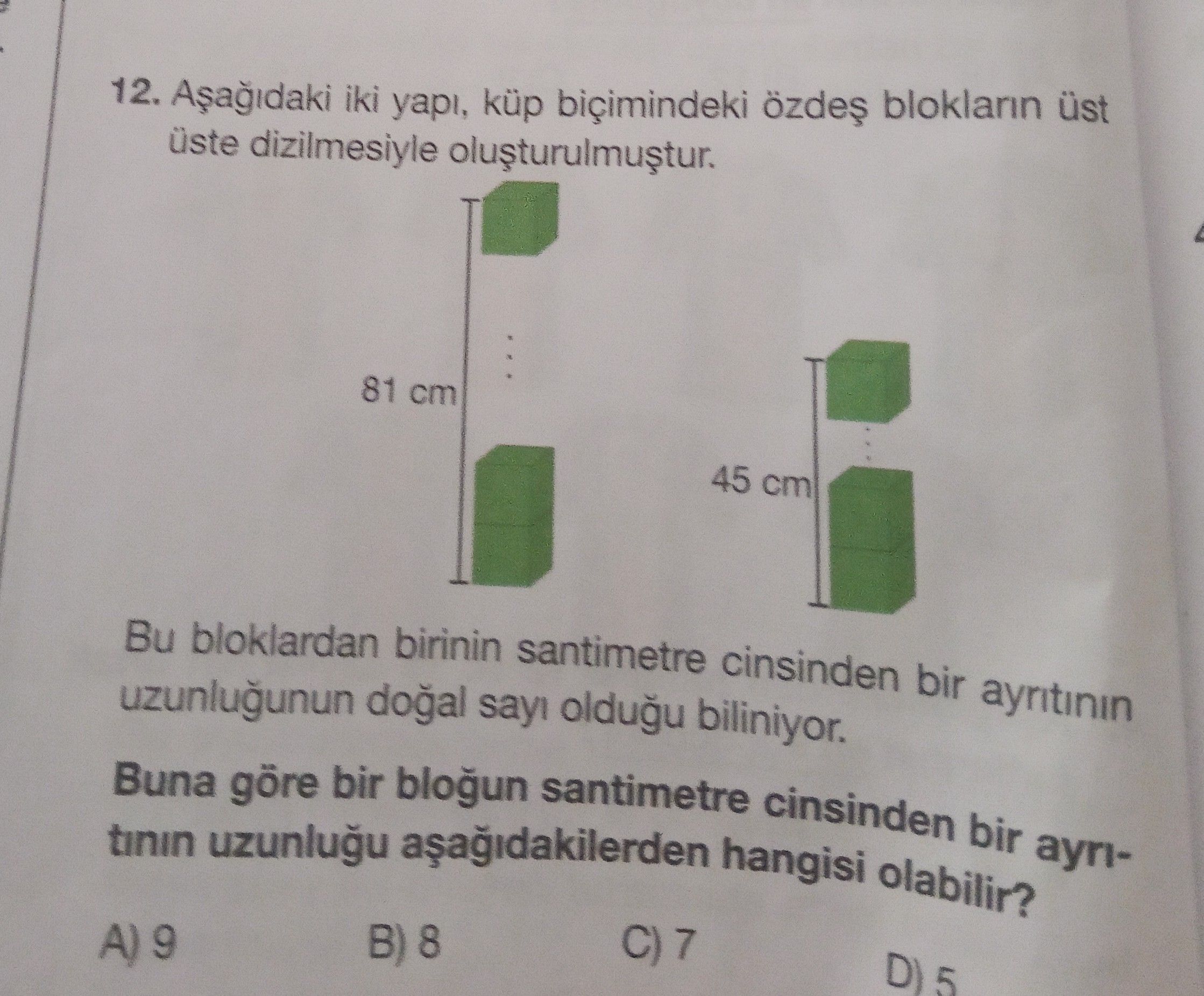 Aşağıdaki iki yapı, küp biçimindeki özdeş blokların üst üste dizilmesiyle oluşturulmuştur. Bu