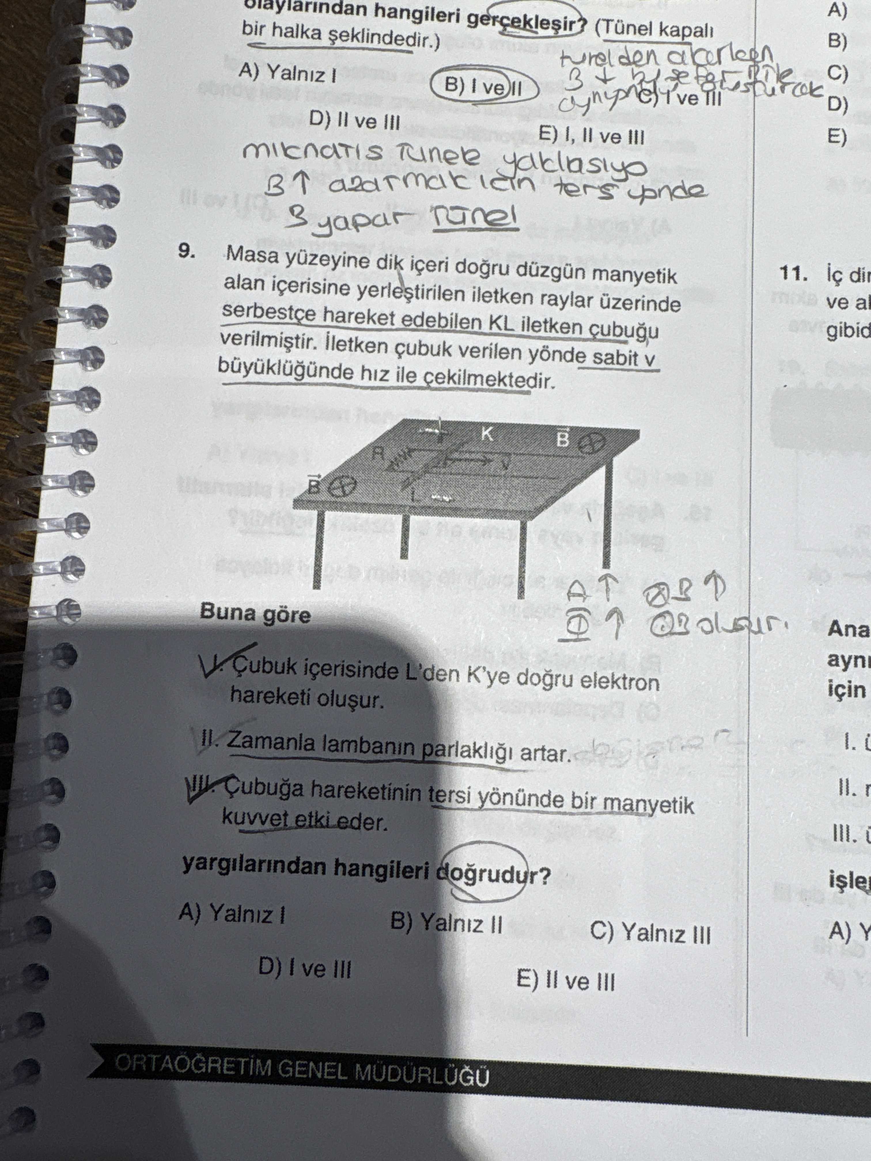 Masa yüzeyine dik içeri doğru düzgün manyetik alan içerisine yerleştirilen iletken raylar üzerinde