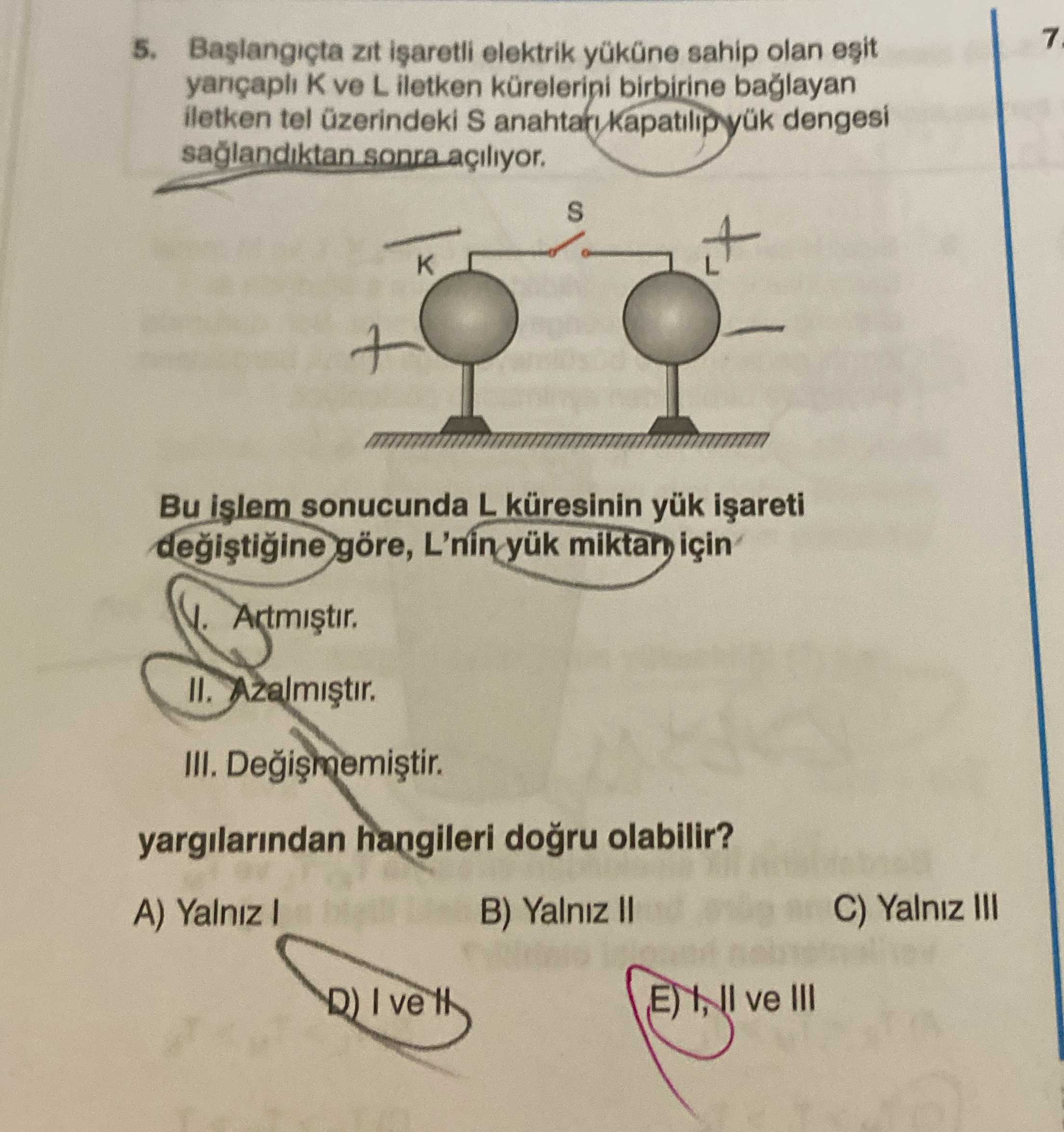 Başlangıçta zıt işaretli elektrik yüküne sahip olan eşit yarıçaplı K ve L iletken kürelerini