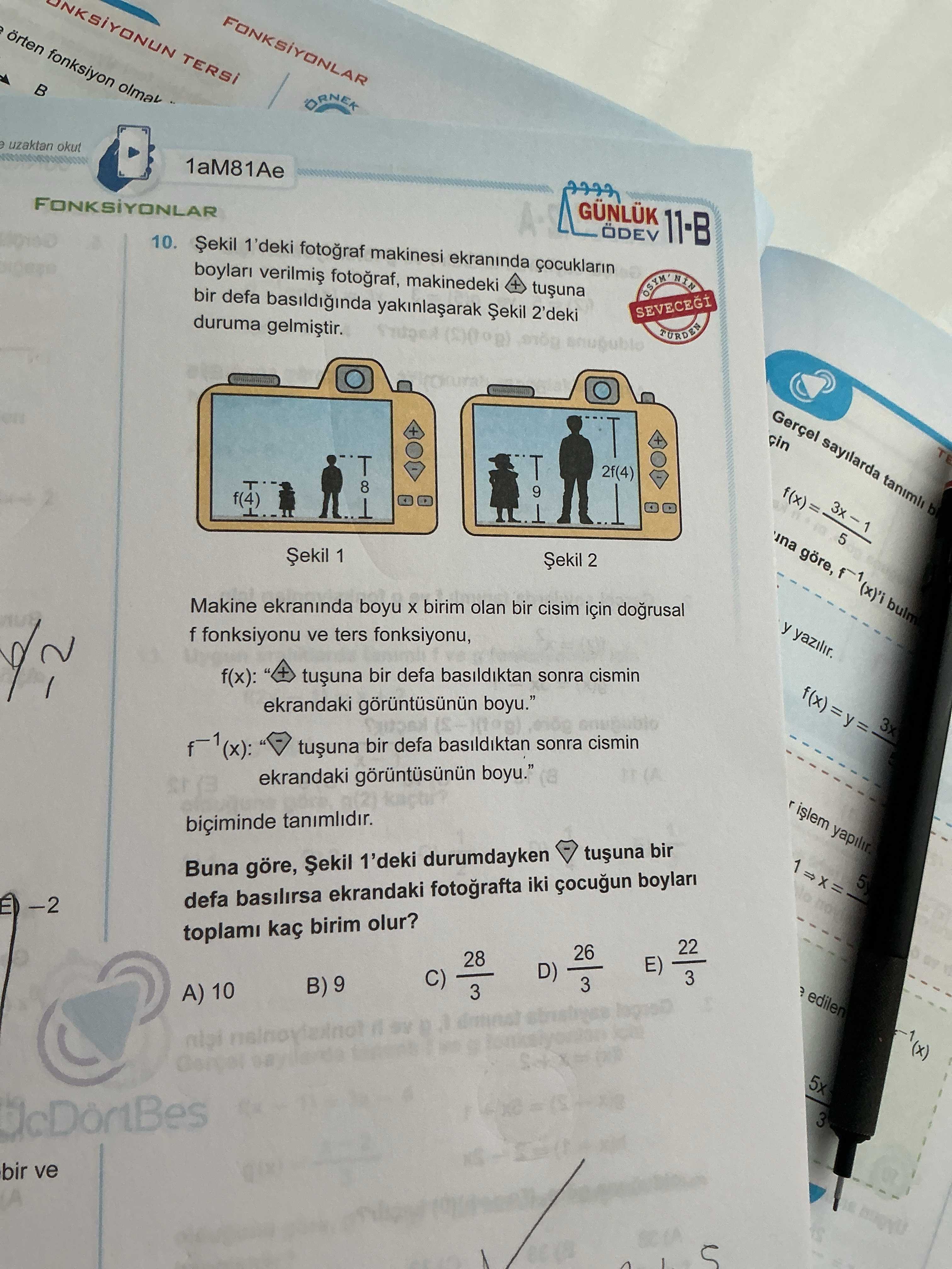 Şekil 1'deki fotoğraf makinesi ekranında çocukların boyları verilmiş fotoğraf, makinedeki ⊕ tuşuna
