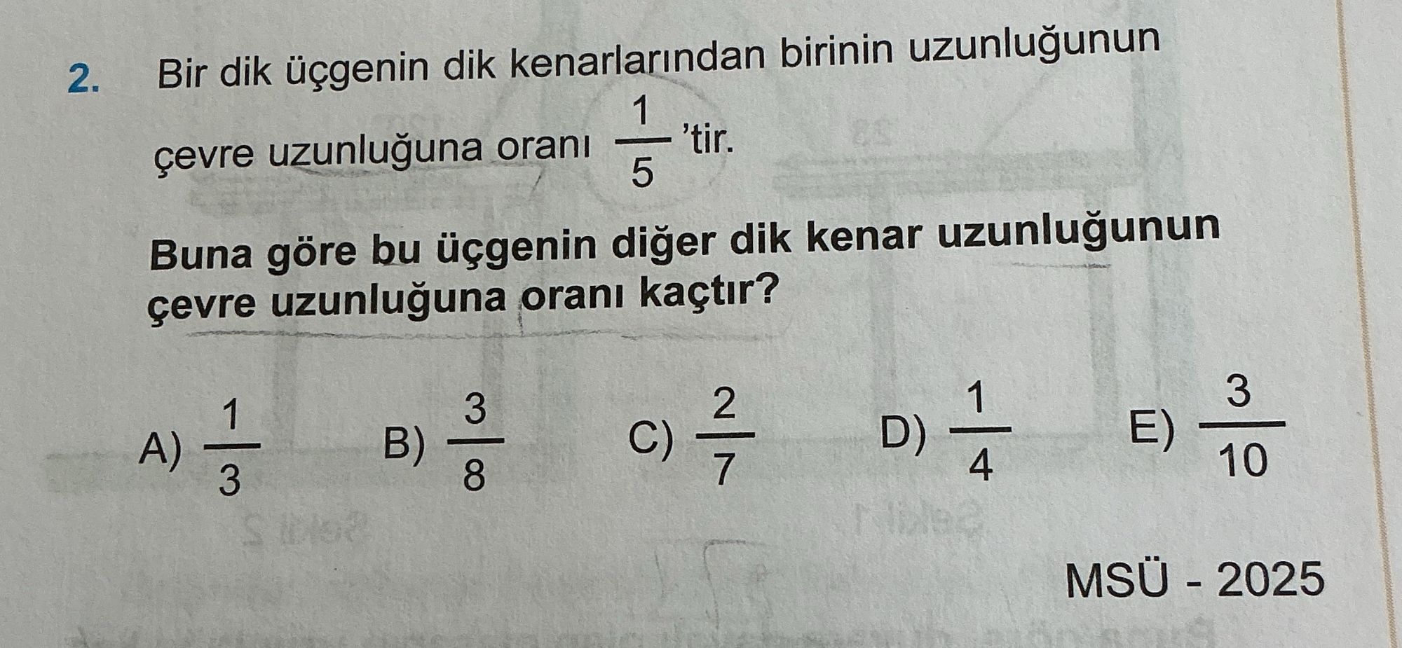 Bir dik üçgenin dik kenarlarından birinin uzunluğunun çevre uzunluğuna oranı 1/5 'tir. Buna göre bu