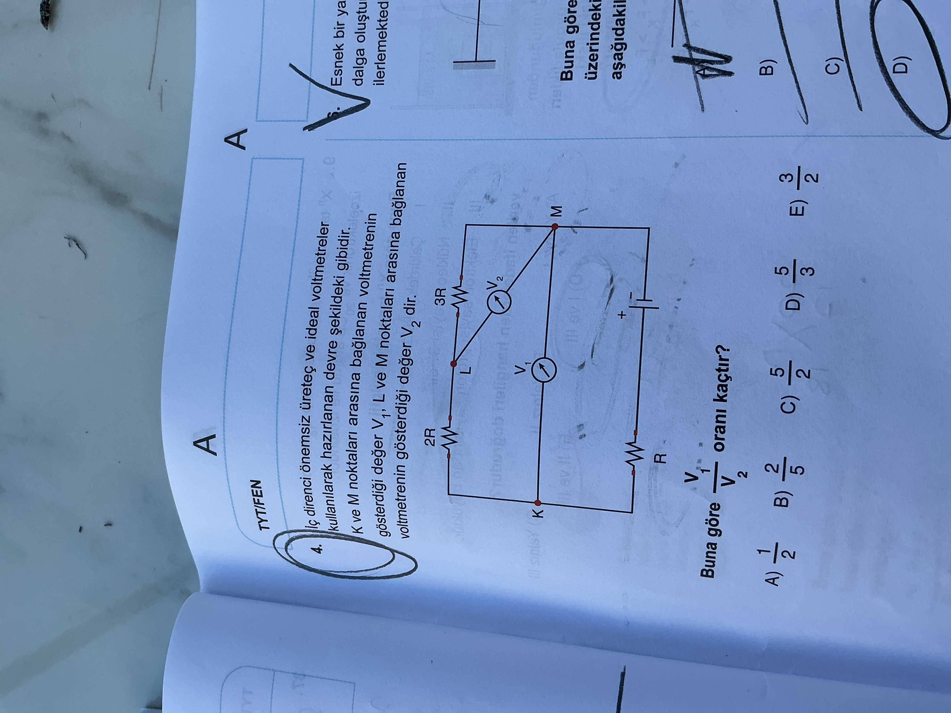 İç direnci önemsiz üreteç ve ideal voltmetreler kullanılarak hazırlanan devre şekildeki gibidir. K