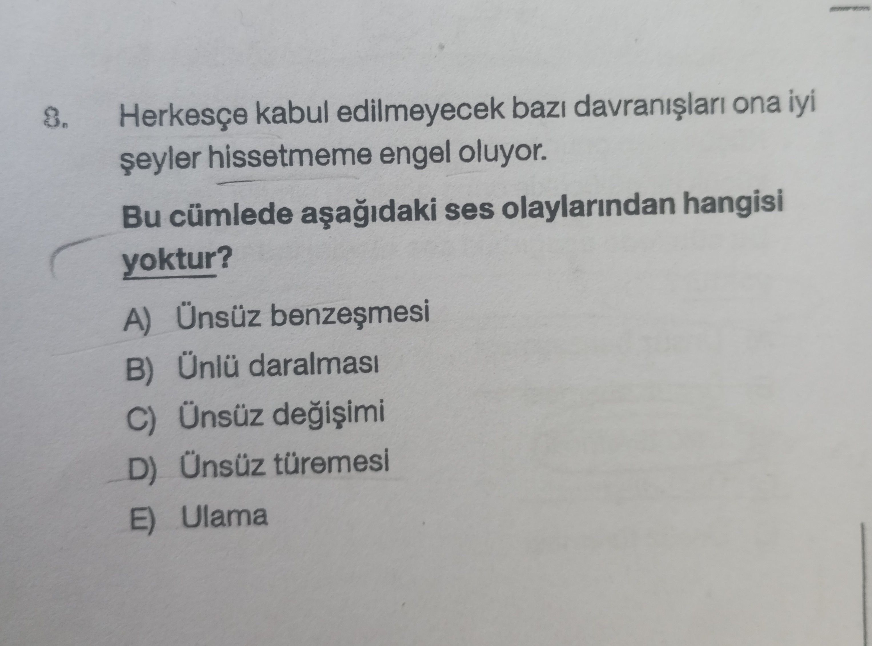 Herkesçe kabul edilmeyecek bazı davranışları ona iyi şeyler hissetmeme engel oluyor. Bu cümlede