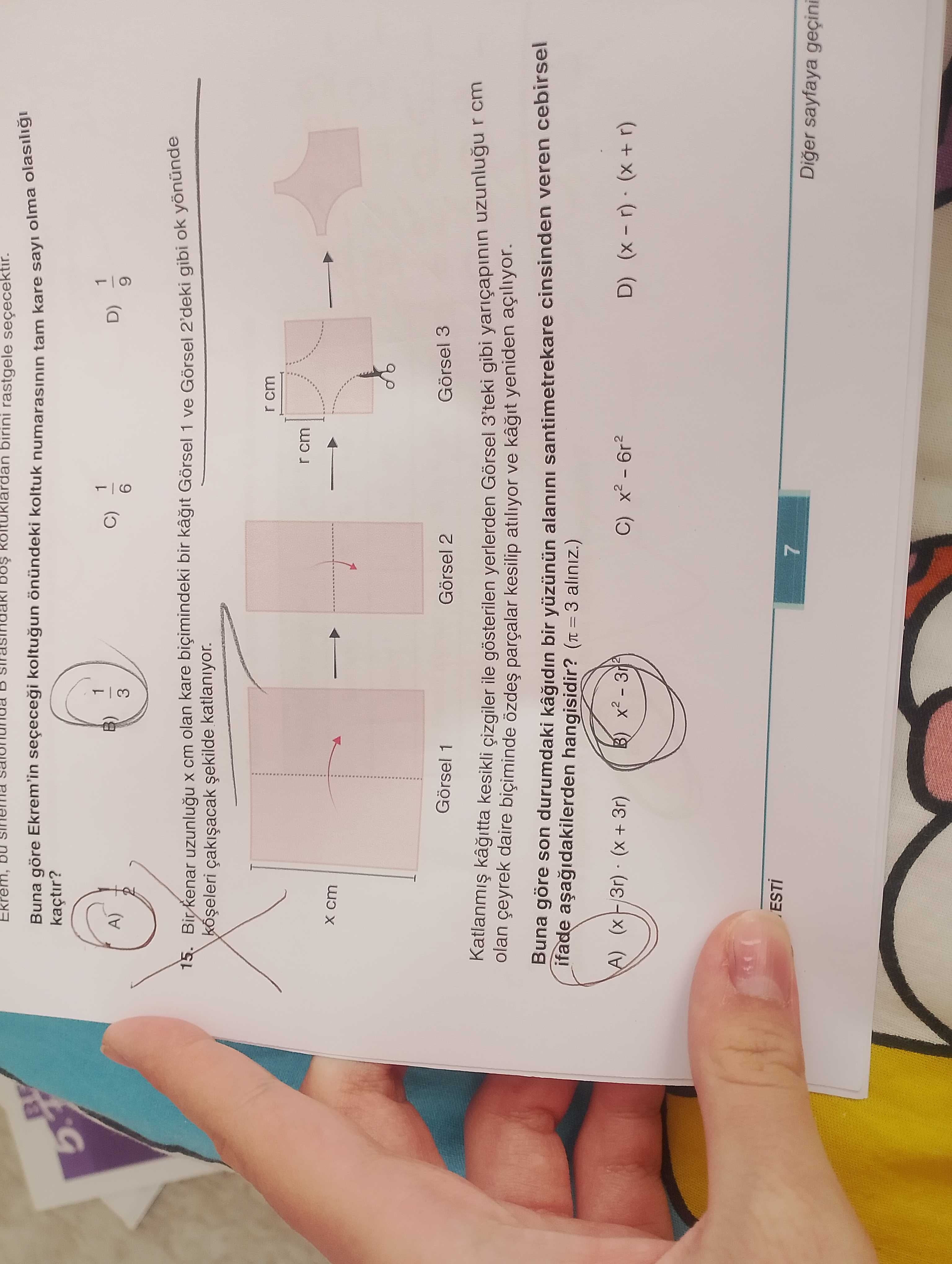Bir kenar uzunluğu x cm olan kare biçimindeki bir kâğıt Görsel 1 ve Görsel 2'deki gibi ok yönünde