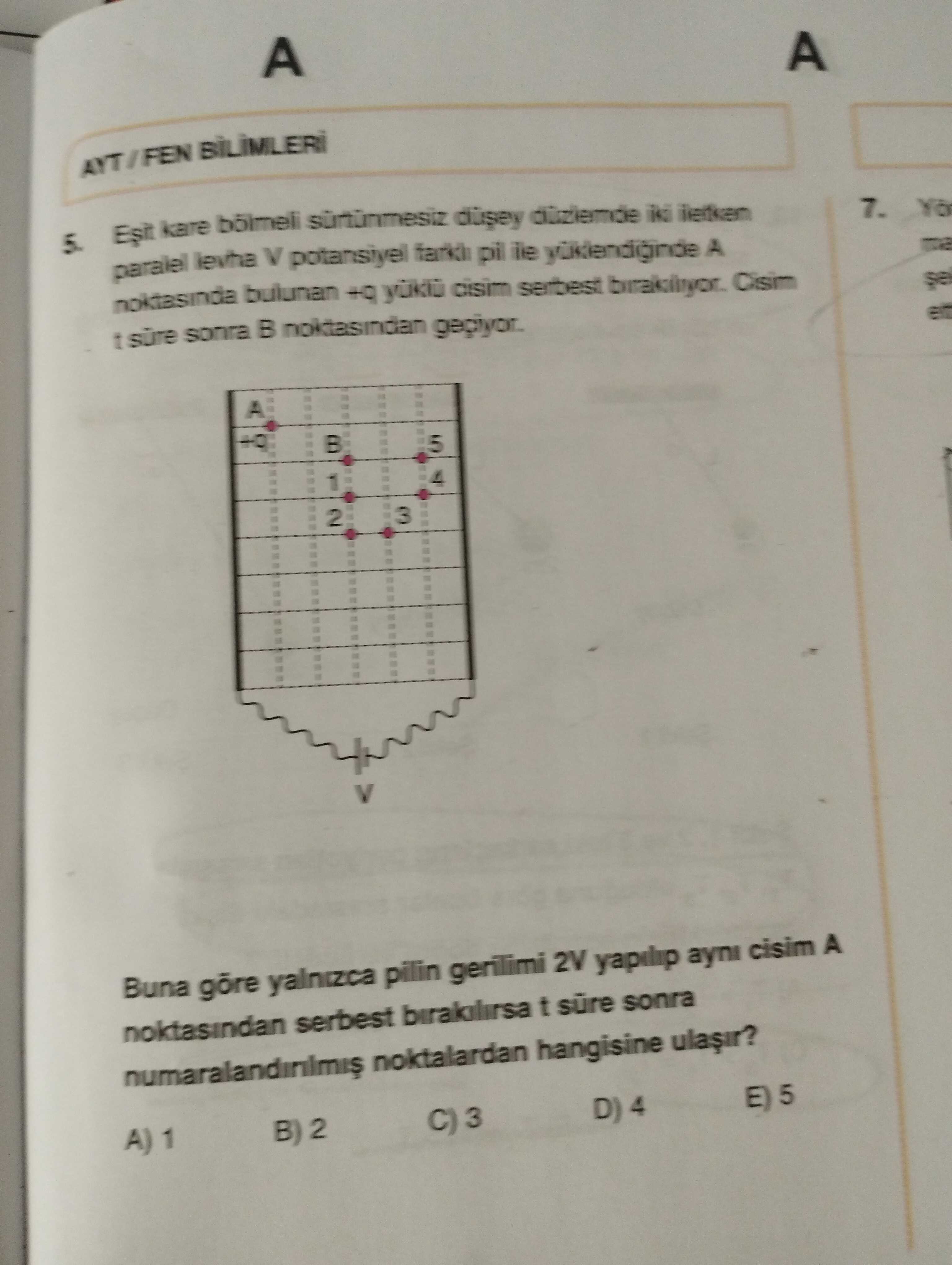 Eşit kare bölmeli sürtünmesiz düşey düzlemde iki iletken paralel levha V potansiyel farklı pil ile