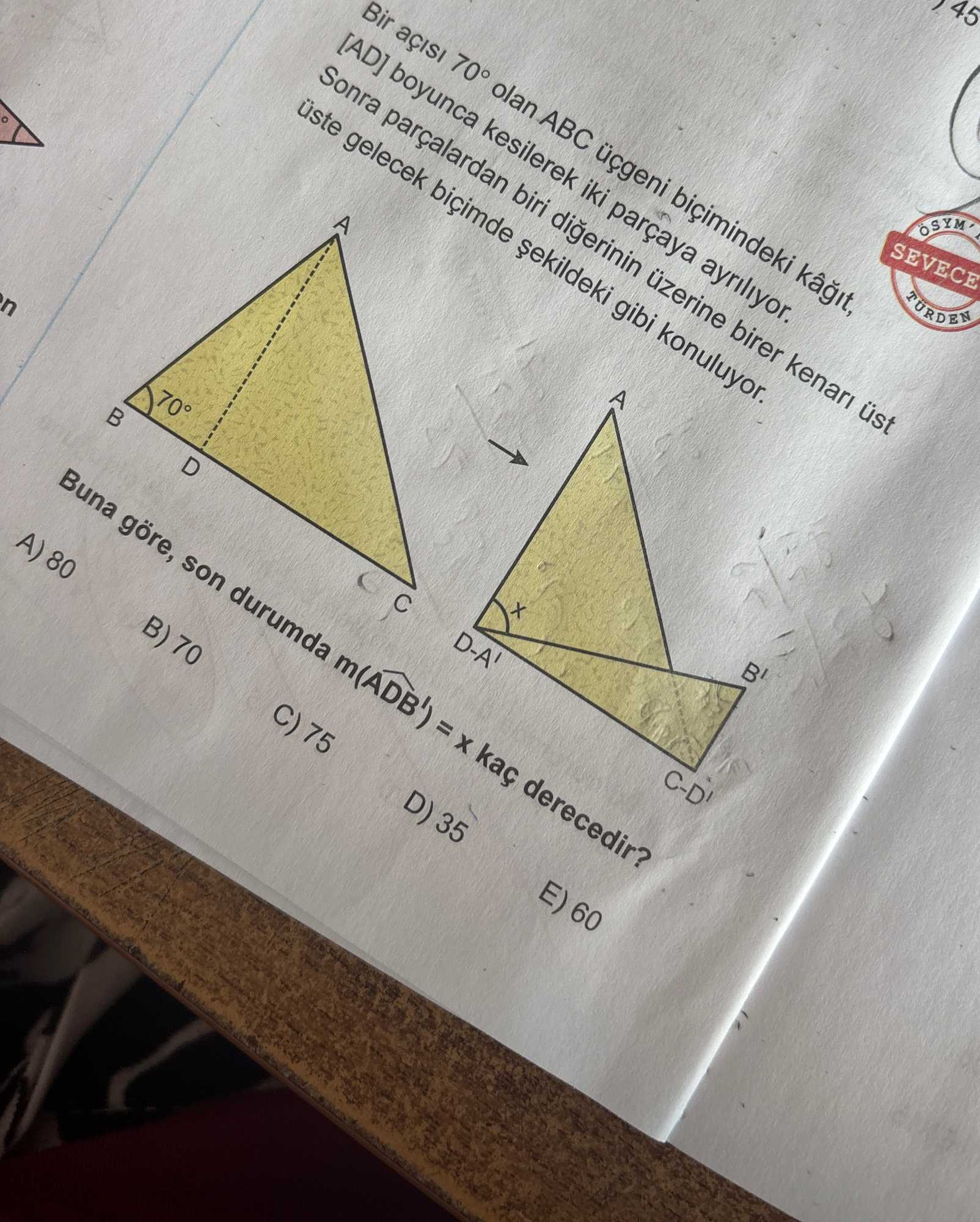 Bir açısı 70° olan ABC üçgeni biçimindeki kâğıt, [AD] boyunca kesilerek iki parçaya ayrılıyor. Sonra
