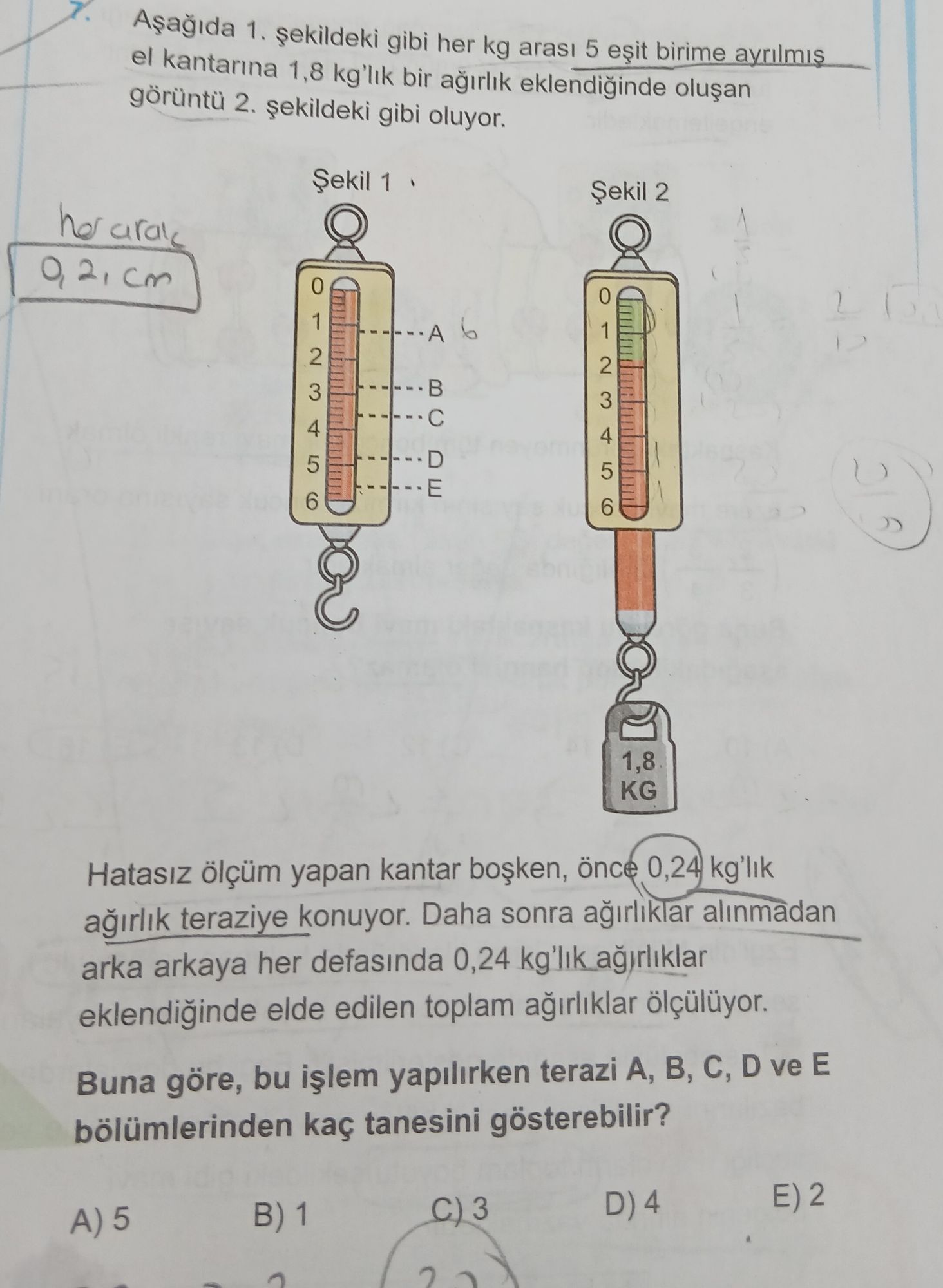 Aşağıda 1. şekildeki gibi her kg arası 5 eşit birime ayrılmış el kantarına 1,8 kg'lık bir ağırlık