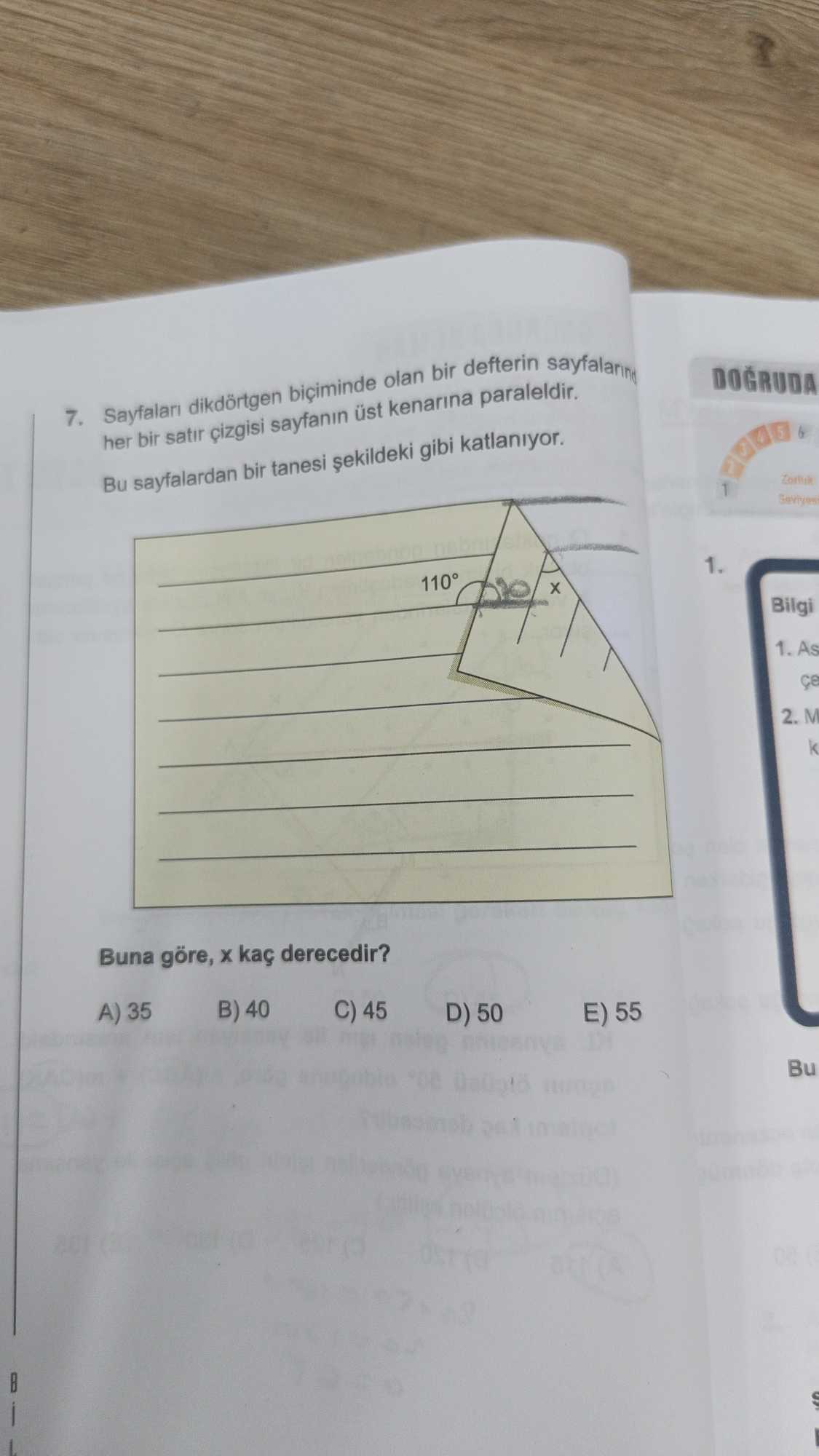 Sayfaları dikdörtgen biçiminde olan bir defterin sayfalarında her bir satır çizgisi sayfanın üst
