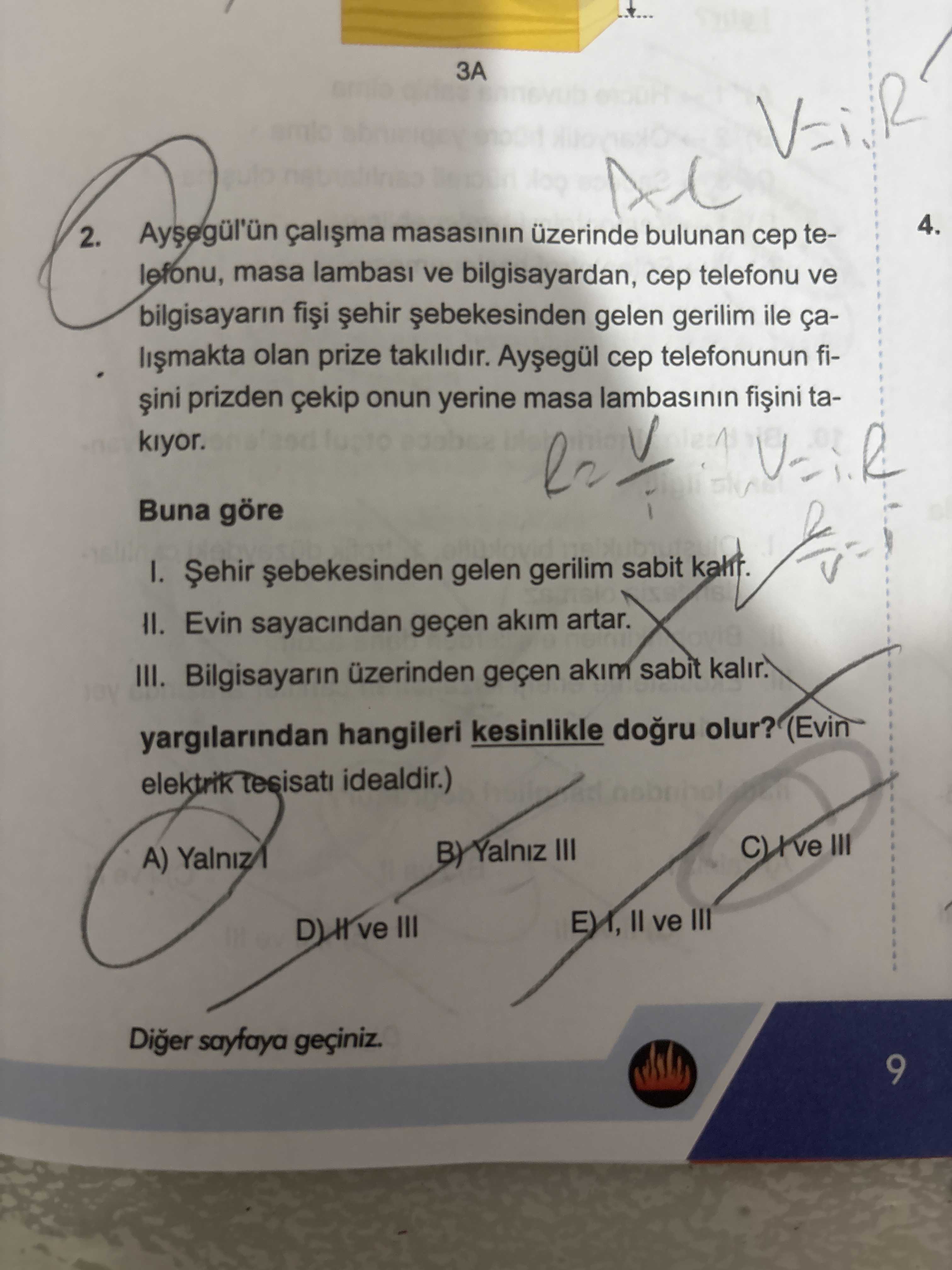 Ayşegül'ün çalışma masasının üzerinde bulunan cep telefonu, masa lambası ve bilgisayardan, cep