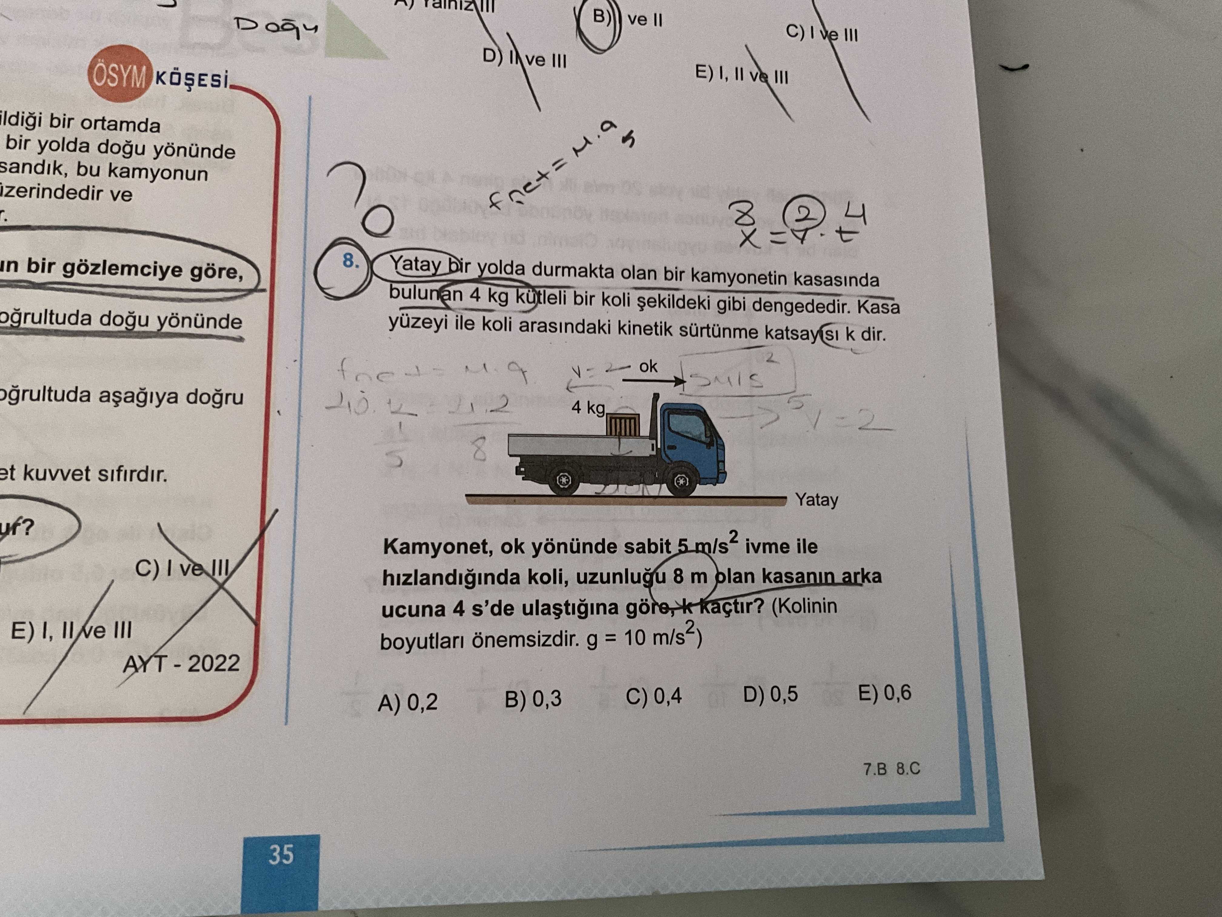 Yatay bir yolda durmakta olan bir kamyonetin kasasında bulunan 4 kg kütleli bir koli şekildeki gibi