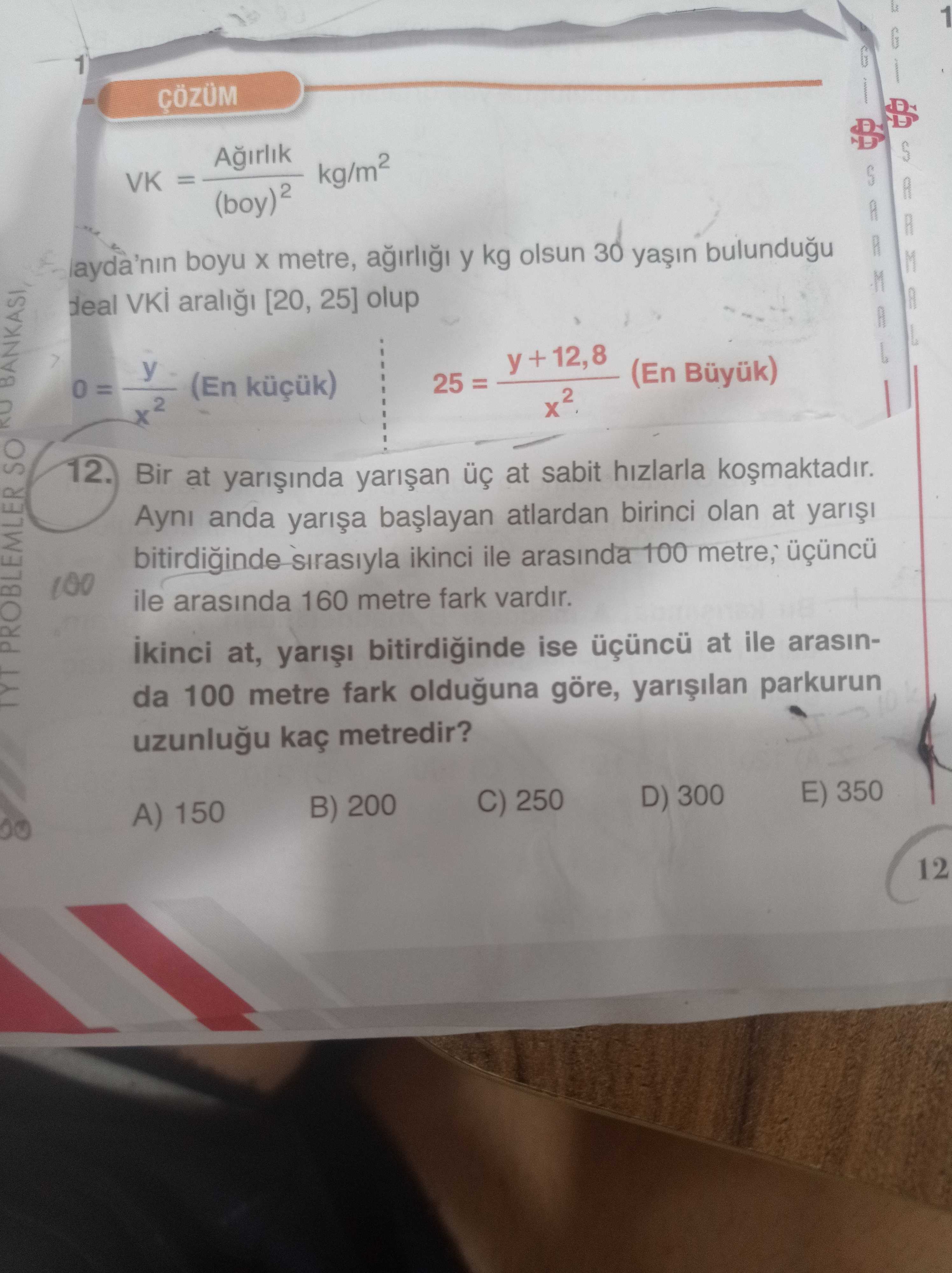 Bir at yarışında yarışan üç at sabit hızlarla koşmaktadır. Aynı anda yarışa başlayan atlardan