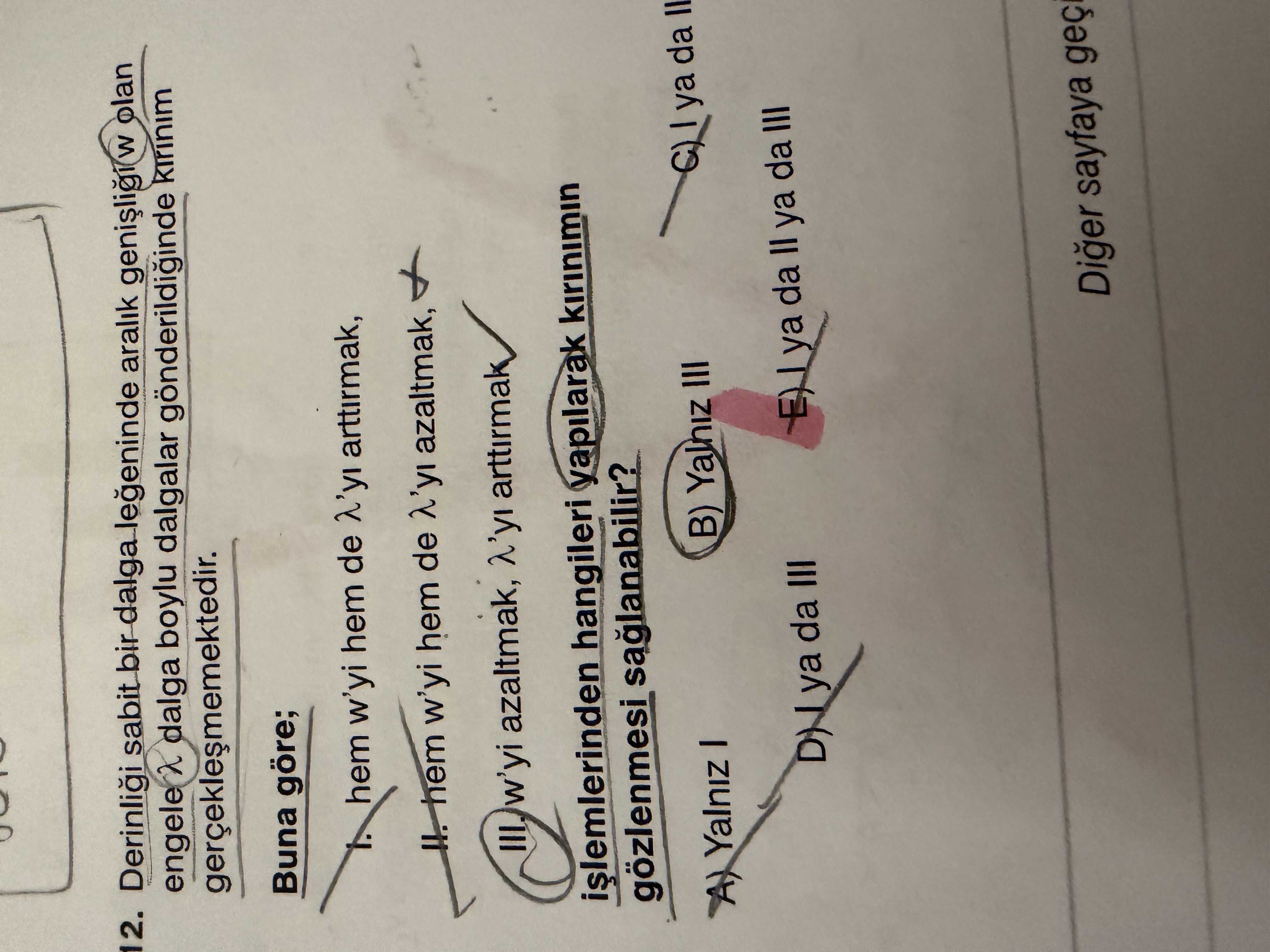 Derinliği sabit bir dalga leğeninde aralık genişliği (w) olan engele λ dalga boylu dalgalar