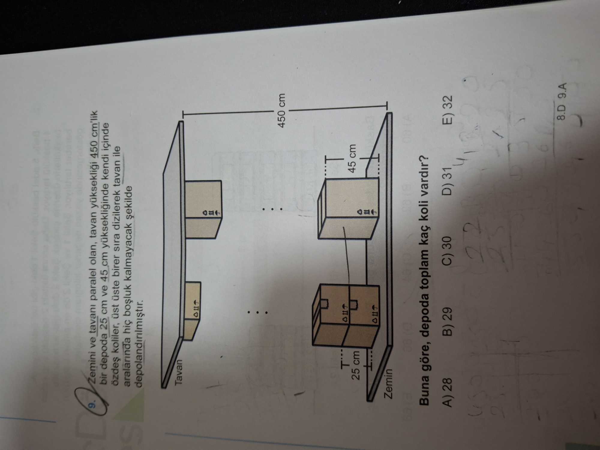Zemini ve tavanı paralel olan, tavan yüksekliği 450 cm'lik bir depoda 25 cm ve 45 cm yüksekliğinde