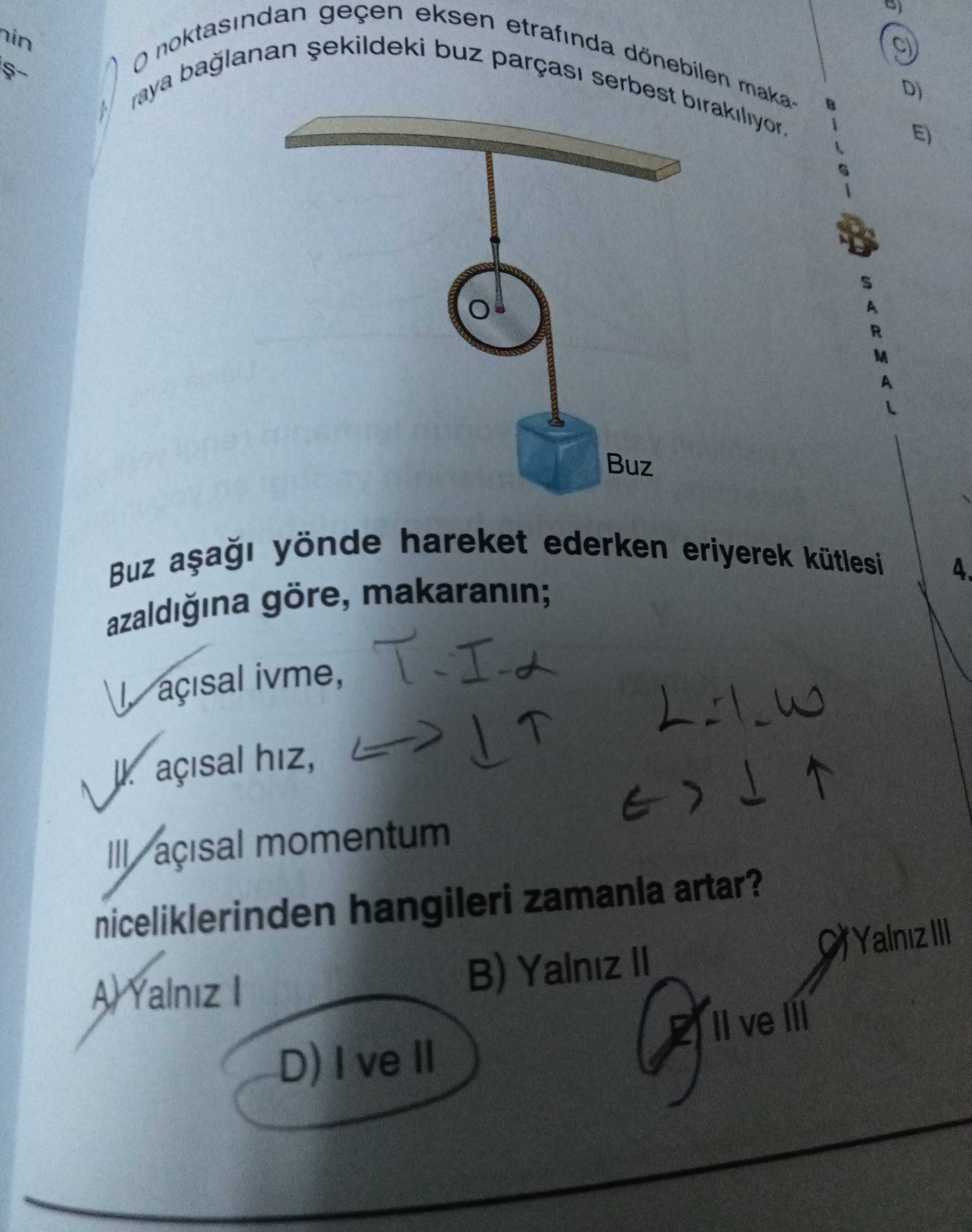 O noktasından geçen eksen etrafında dönebilen makaraya bağlanan şekildeki buz parçası serbest