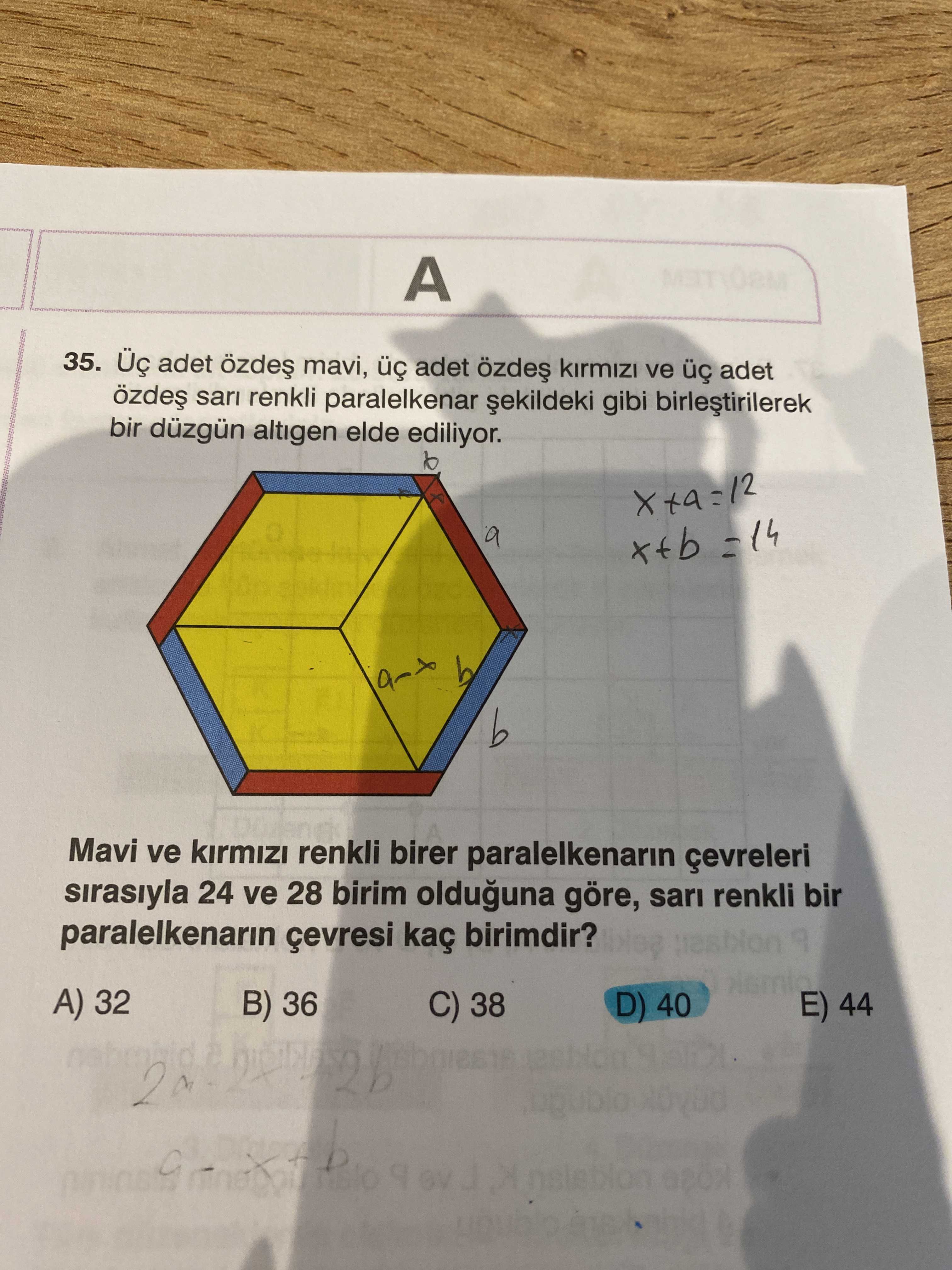 Üç adet özdeş mavi, üç adet özdeş kırmızı ve üç adet özdeş sarı renkli paralelkenar şekildeki gibi