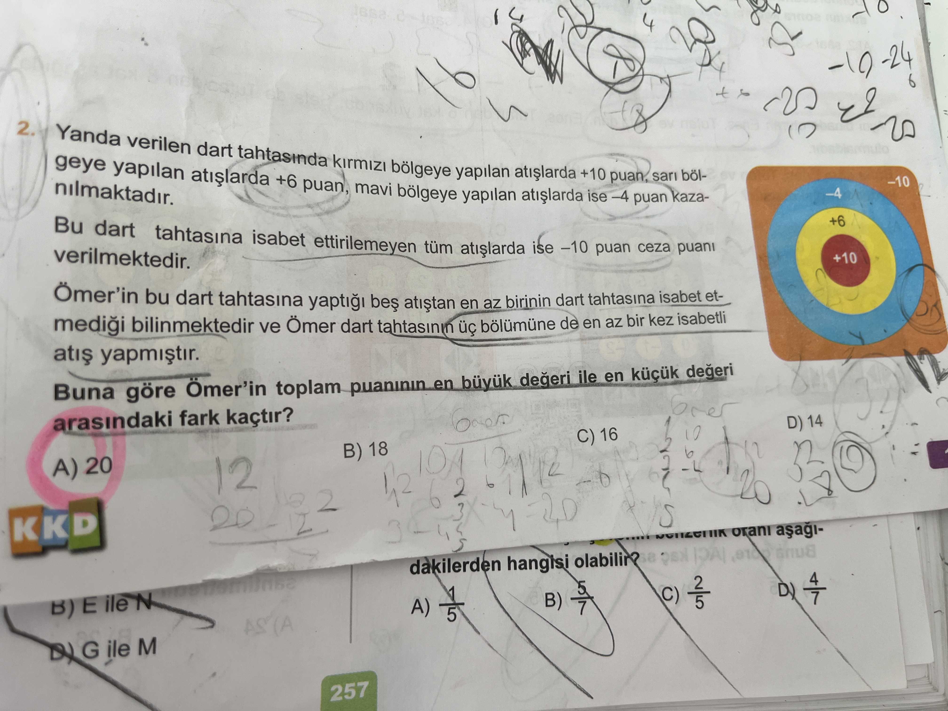Yanda verilen dart tahtasında kırmızı bölgeye yapılan atışlarda +10 puan, sarı bölgeye yapılan