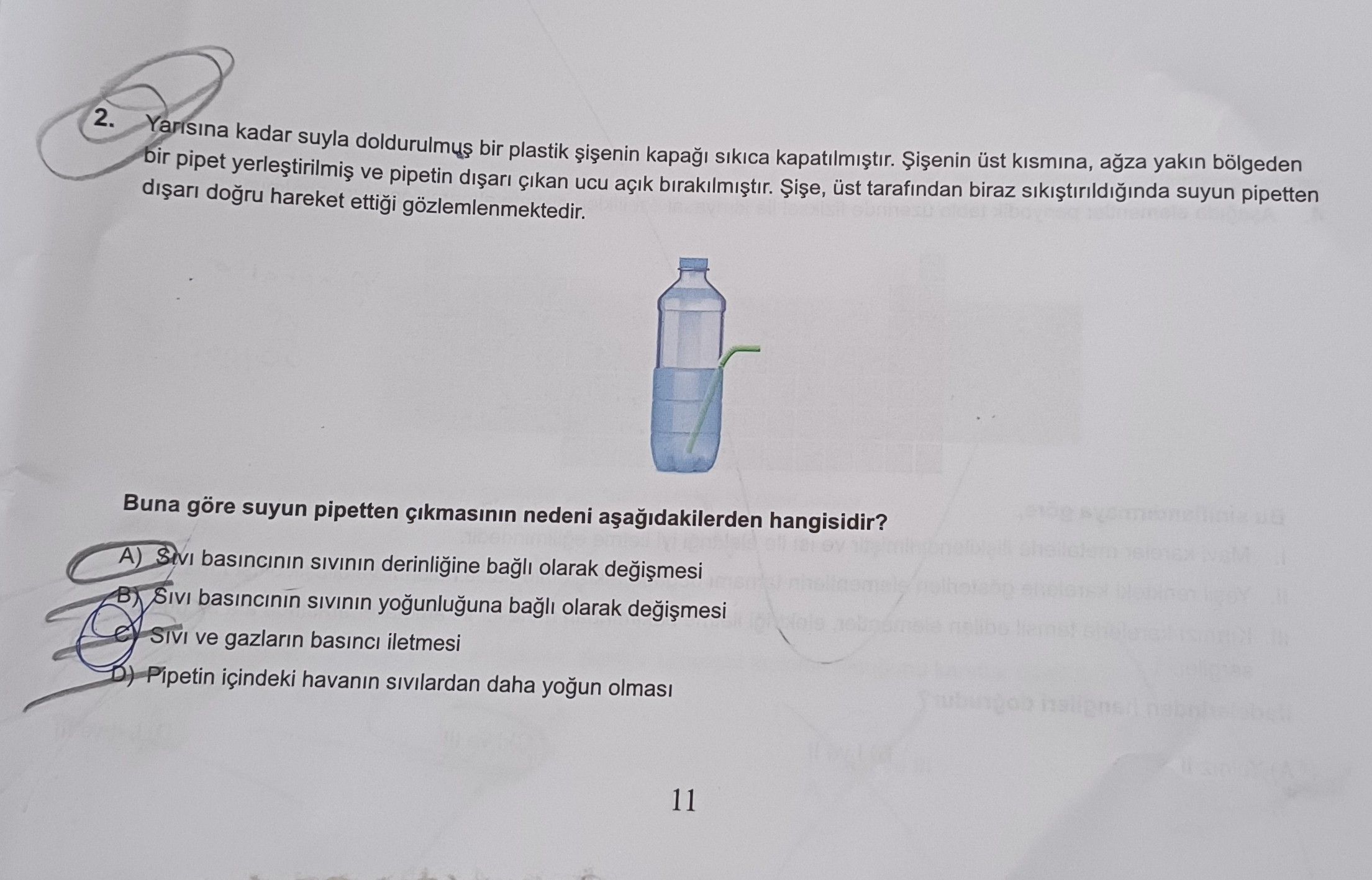 Yarısına kadar suyla doldurulmuş bir plastik şişenin kapağı sıkıca kapatılmıştır. Şişenin üst