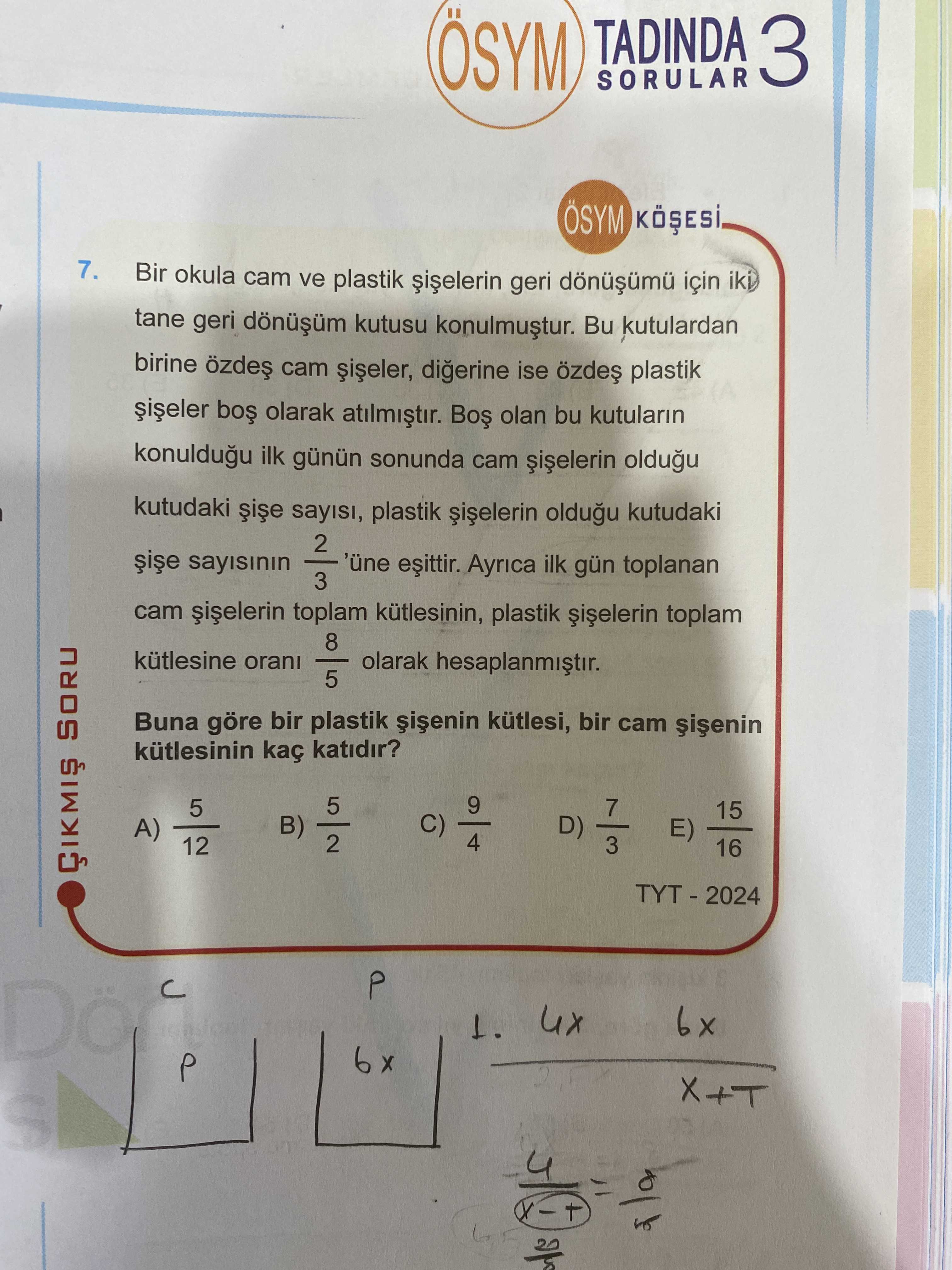 Bir okula cam ve plastik şişelerin geri dönüşümü için iki tane geri dönüşüm kutusu konulmuştur. Bu