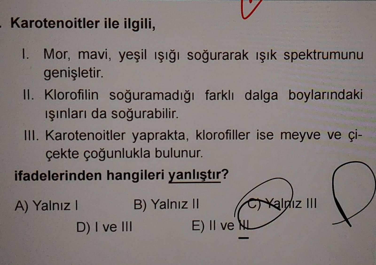 Karotenoitler ile ilgili, I. Mor, mavi, yeşil ışığı soğurarak ışık spektrumunu genişletir. II. Klorofilin soğuramadığı farklı