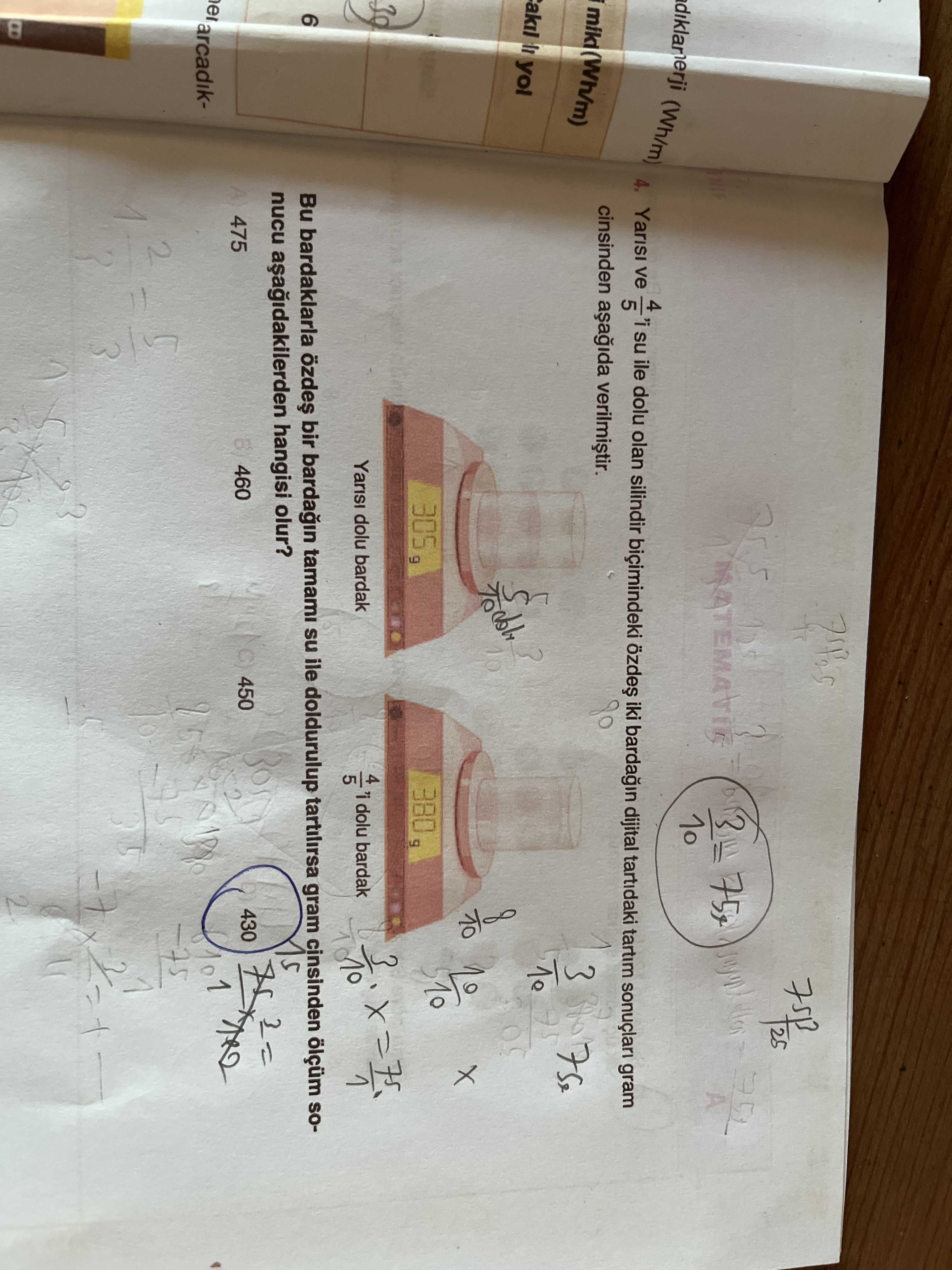 Yarısı ve 4/5'i su ile dolu olan silindir biçimindeki özdeş iki bardağın dijital tartıdaki tartım
