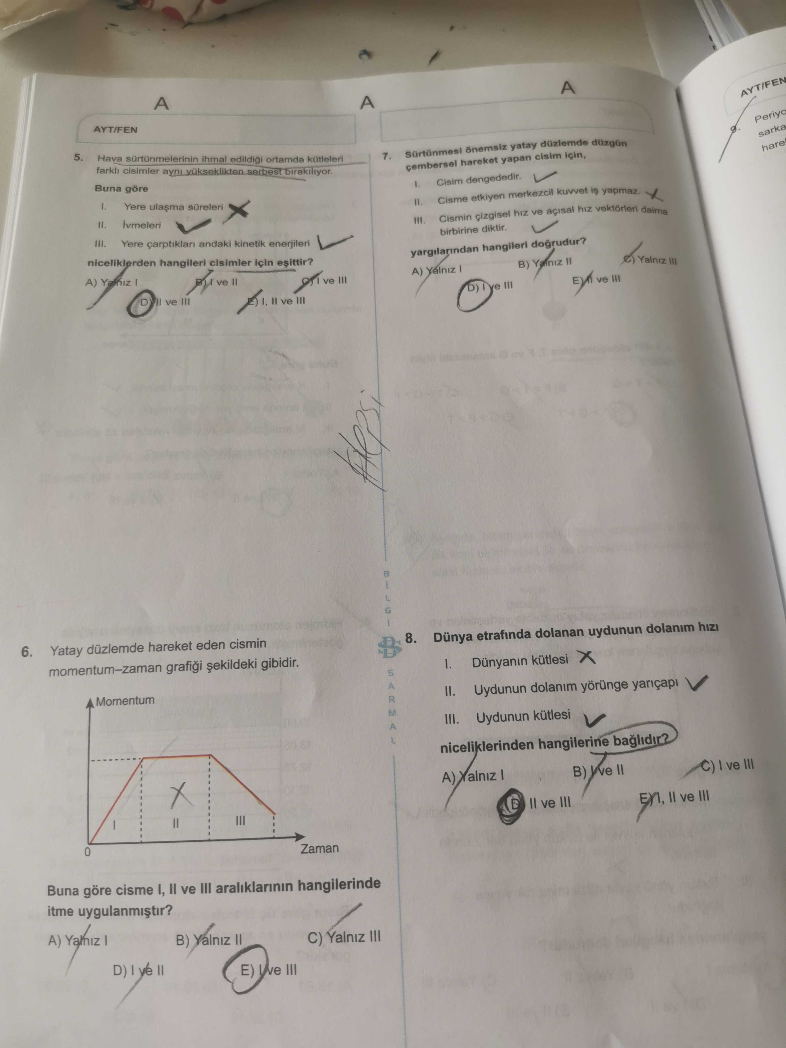 Hava sürtünmelerinin ihmal edildiği ortamda kütleleri farklı cisimler aynı yükseklikten serbest