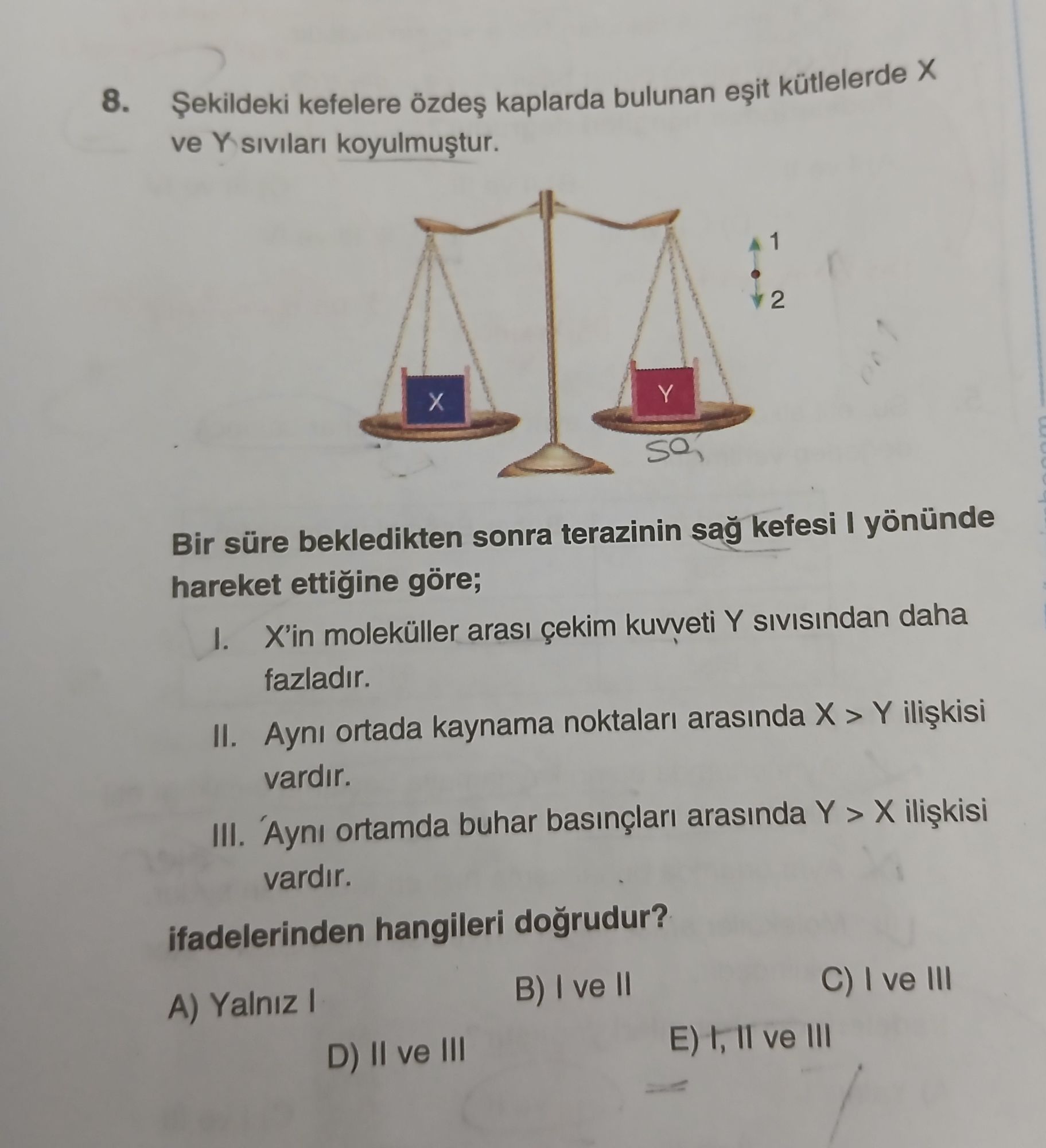 Şekildeki kefelere özdeş kaplarda bulunan eşit kütlelerde X ve Y sıvıları koyulmuştur. Bir süre