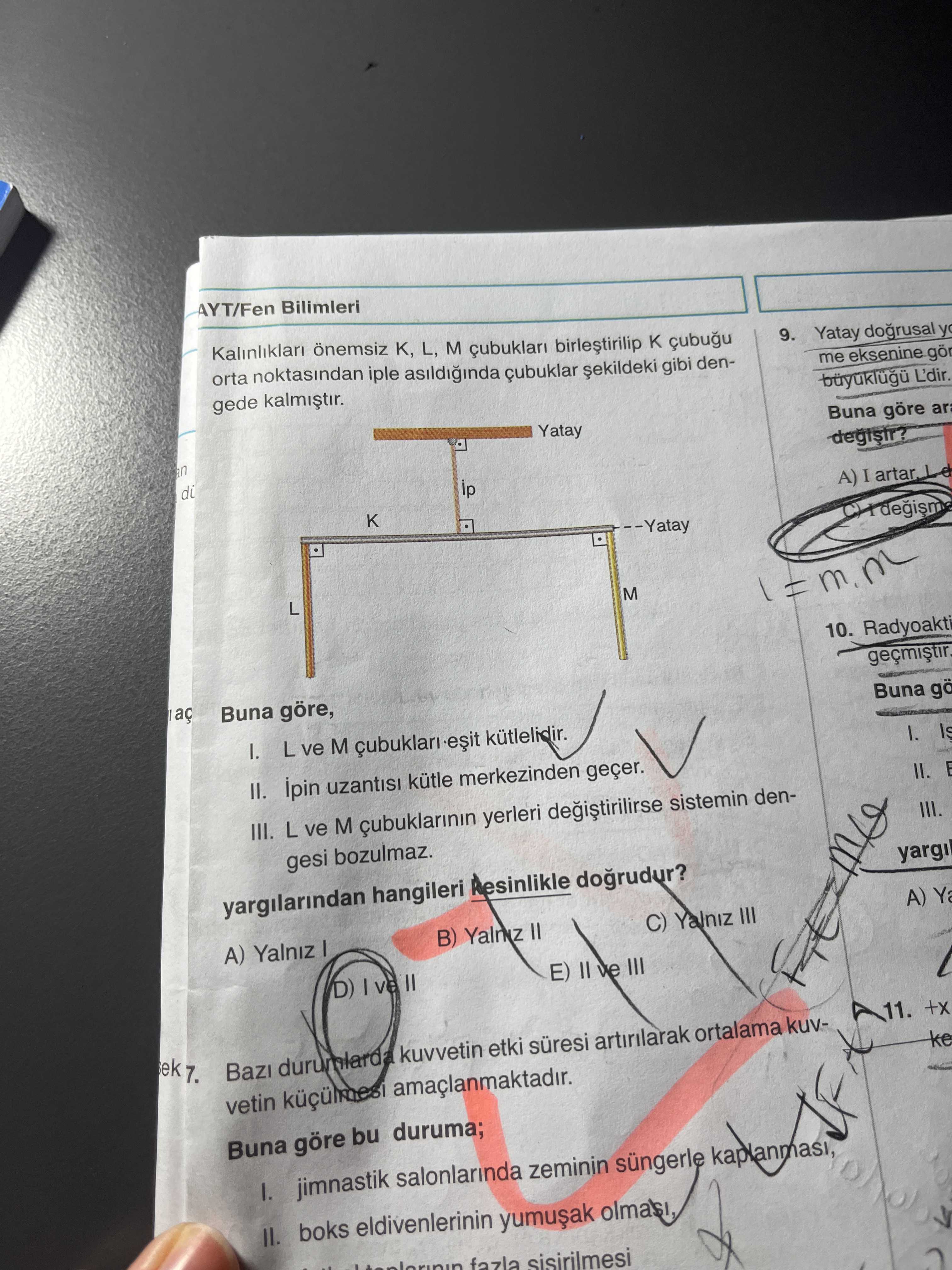 Kalınlıkları önemsiz K, L, M çubukları birleştirilip K çubuğu orta noktasından iple asıldığında