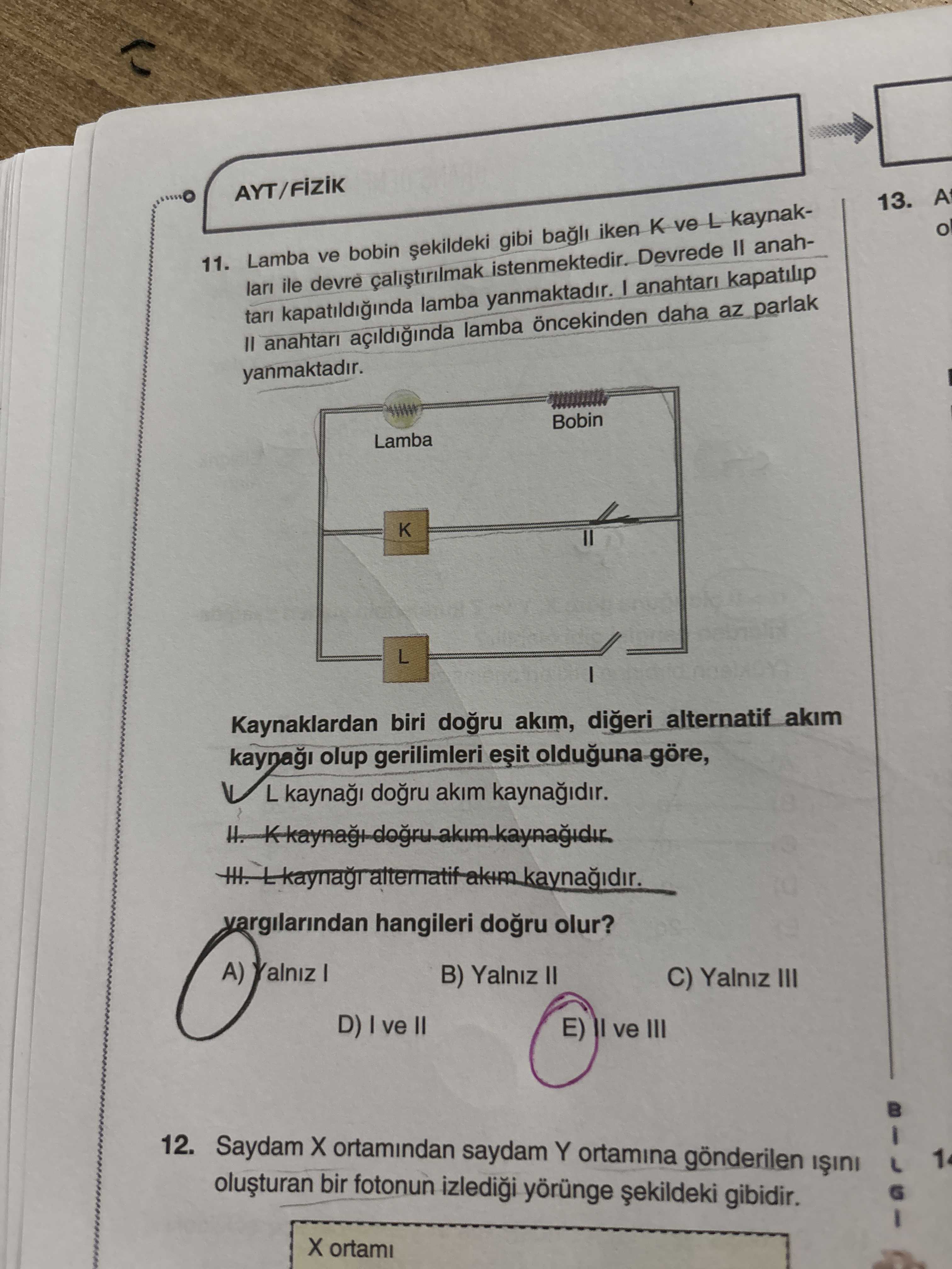 Lamba ve bobin şekildeki gibi bağlı iken K ve L kaynakları ile devre çalıştırılmak istenmektedir
