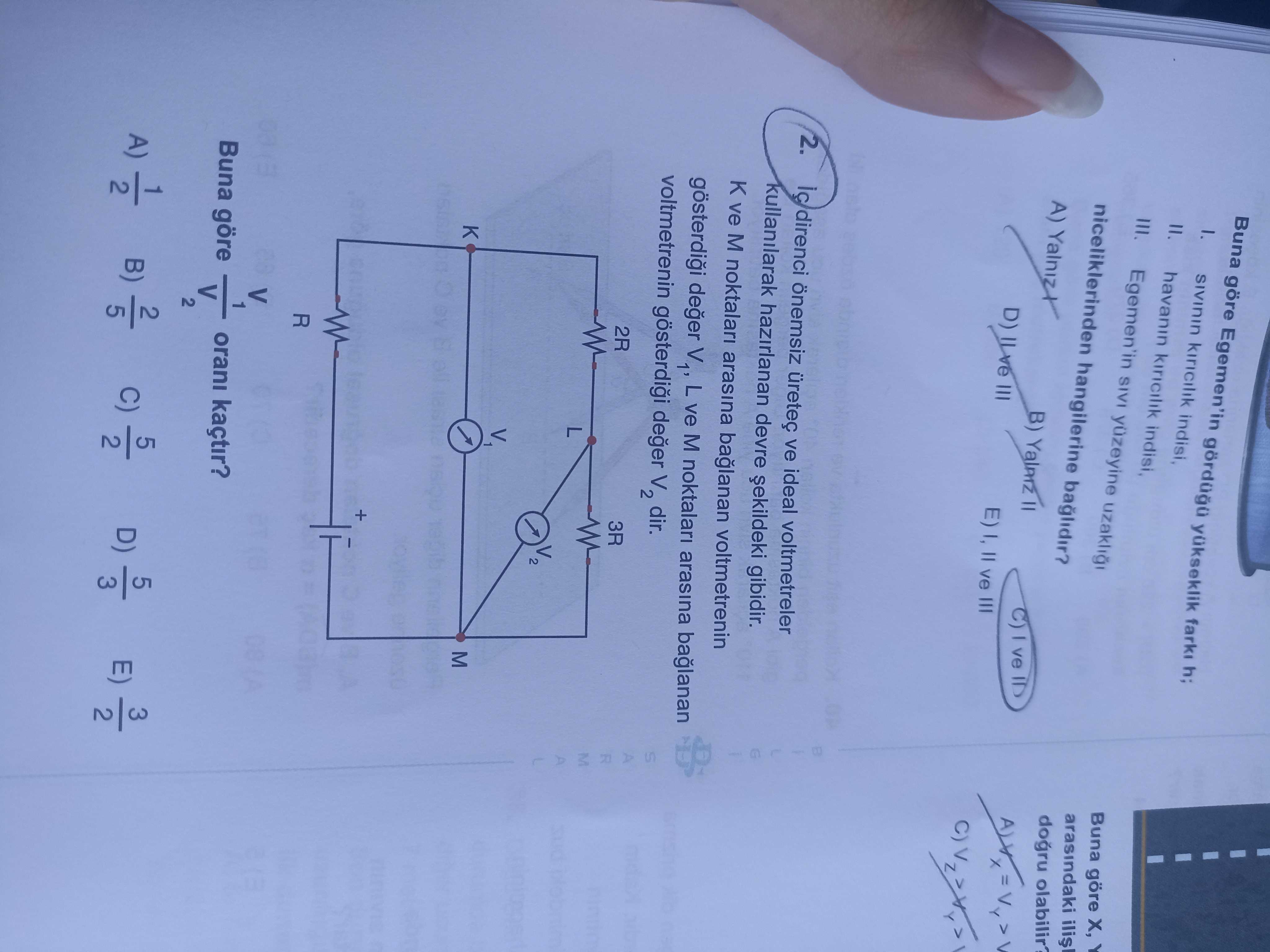 İç direnci önemsiz üretec ve ideal voltmetreler kullanılarak hazırlanan devre şekildeki gibidir. K
