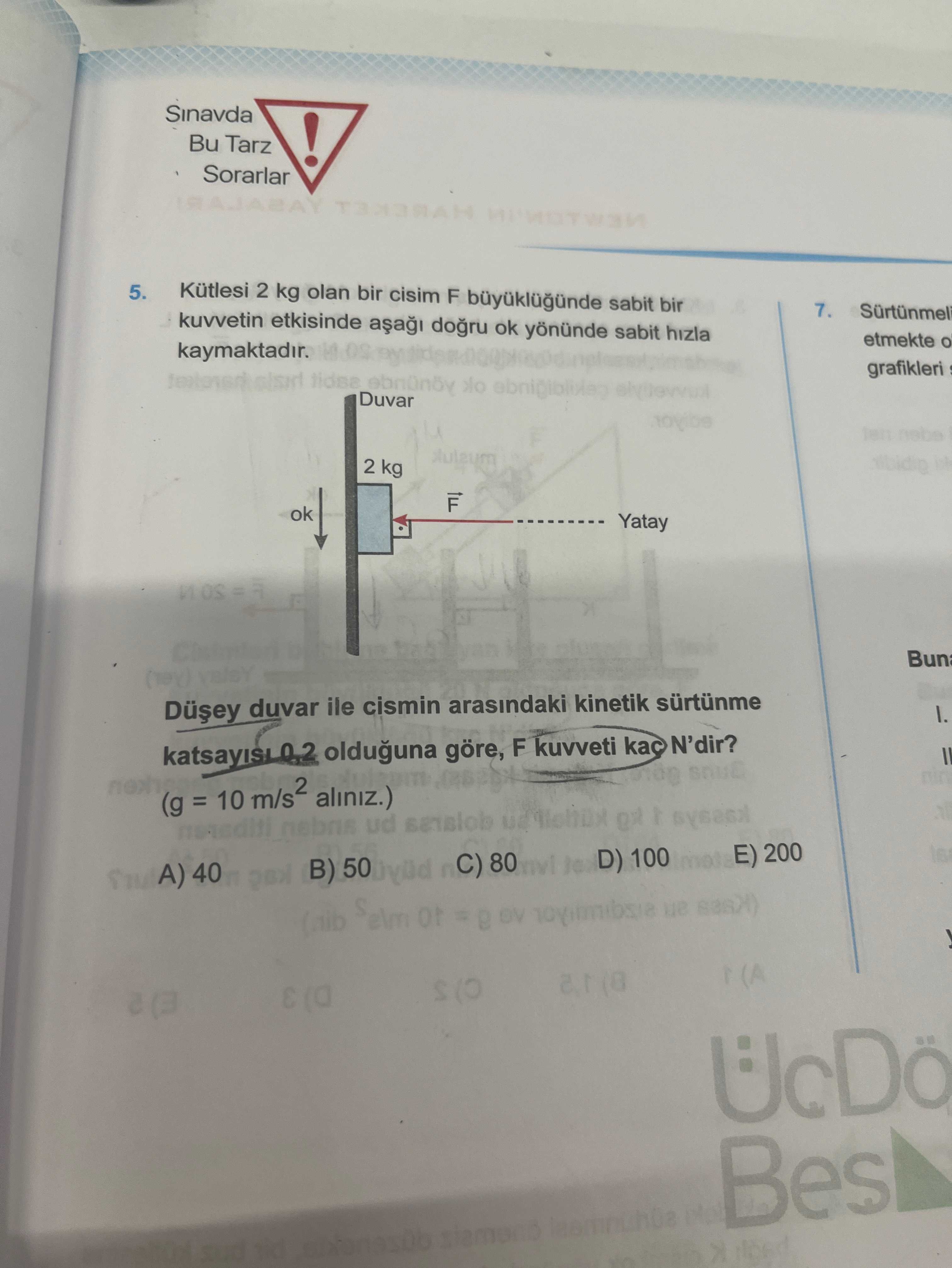 Kütlesi 2 kg olan bir cisim F büyüklüğünde sabit bir kuvvetin etkisinde aşağı doğru ok yönünde sabit