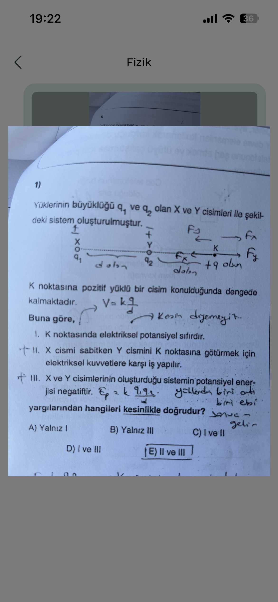 Yüklerinin büyüklüğü q₁ ve q₂ olan X ve Y cisimleri ile şekildeki sistem oluşturulmuştur. K