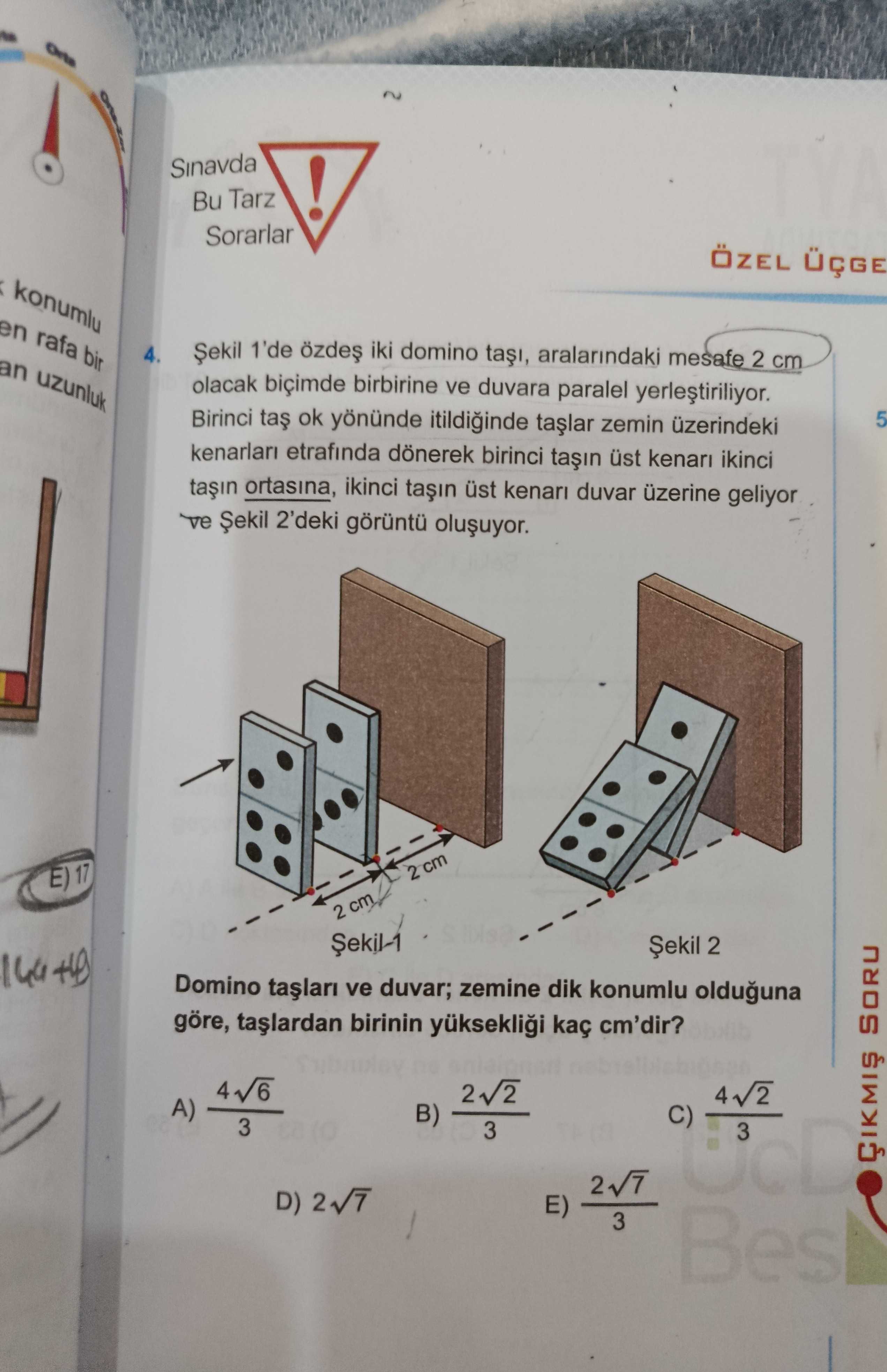 Şekil 1'de özdeş iki domino taşı, aralarındaki mesafe 2 cm olacak biçimde birbirine ve duvara