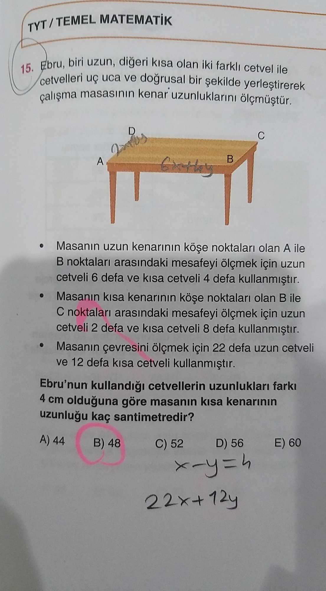 Ebru, biri uzun, diğeri kısa olan iki farklı cetvel ile cetvelleri uç uca ve doğrusal bir şekilde