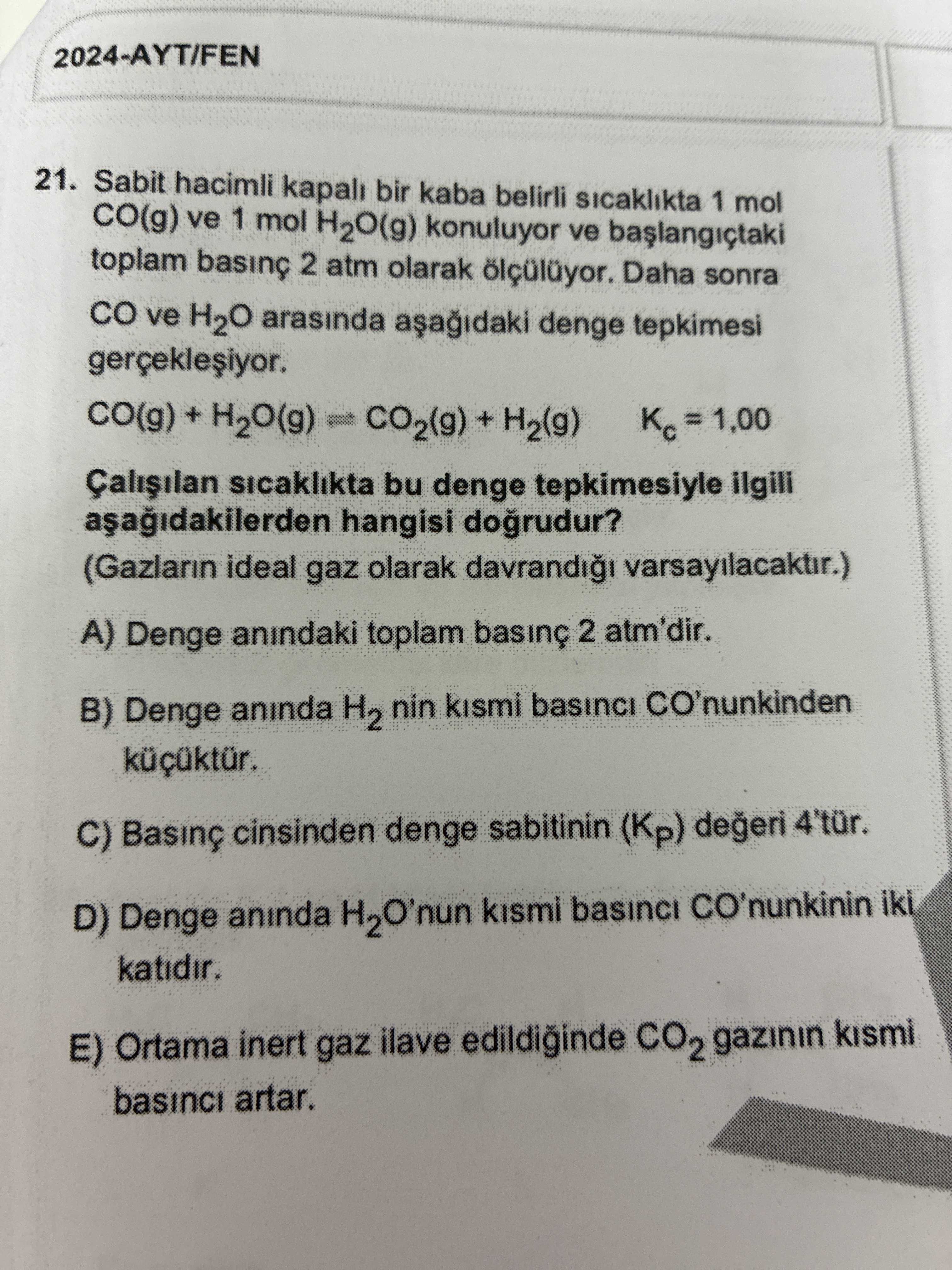 Sabit hacimli kapalı bir kaba belirli sıcaklıkta 1 mol CO(g) ve 1 mol H₂O(g) konuluyor ve