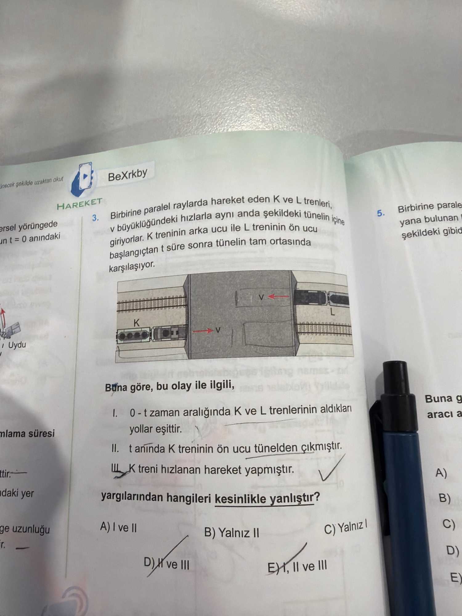 Birbirine paralel raylarda hareket eden K ve L trenleri, v büyüklüğündeki hızlarla aynı anda