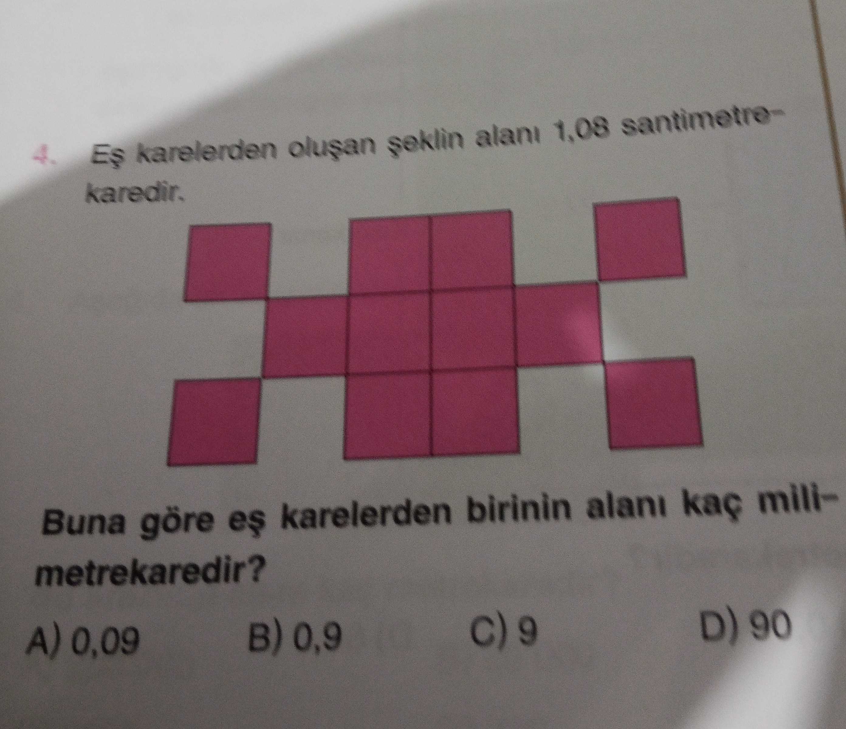 Eş karelerden oluşan şeklin alanı 1,08 santimetrekaredir. Buna göre eş karelerden birinin alanı kaç