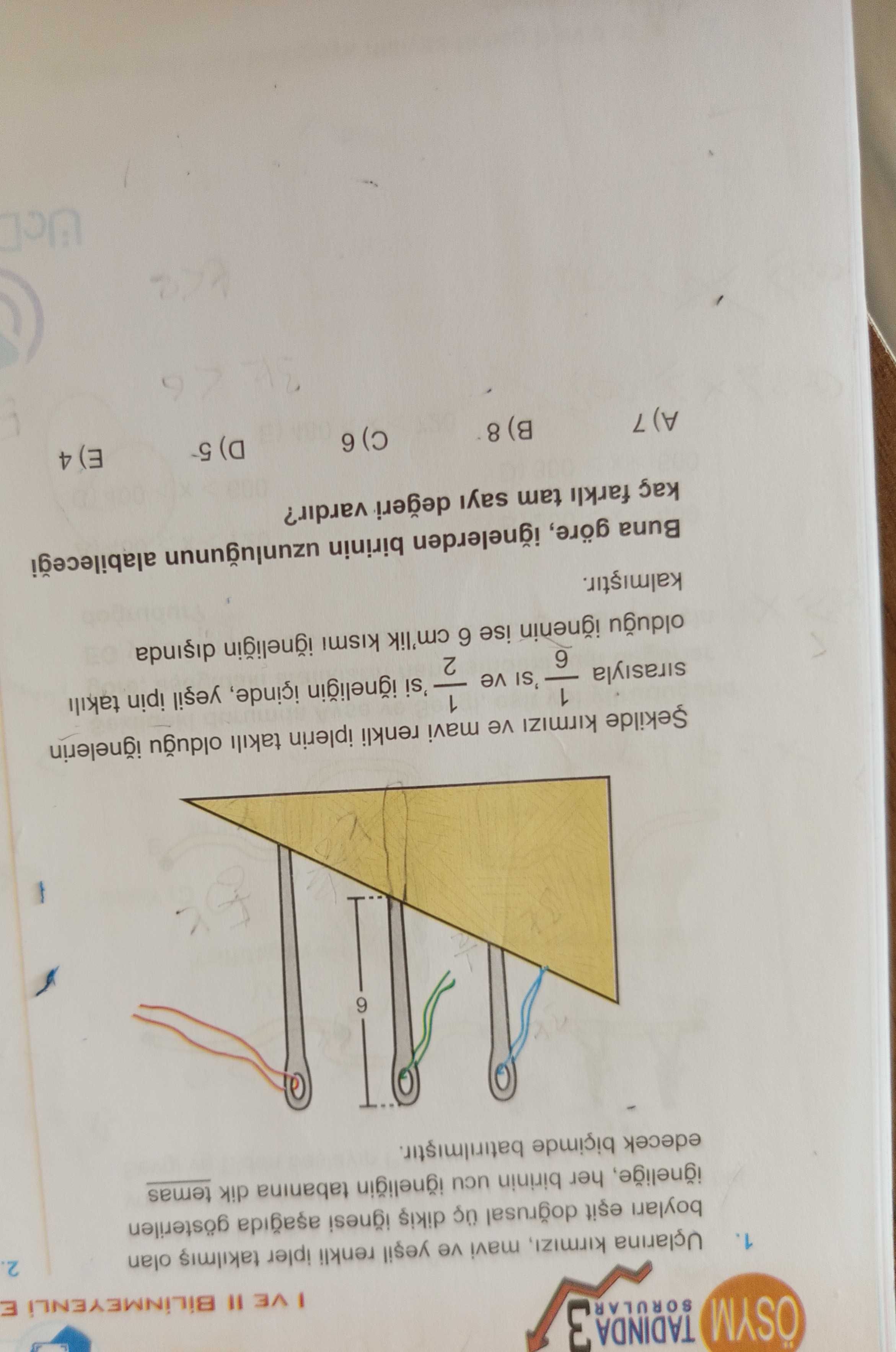 Görsel ters çevrilmiş durumda. Düzelterek okuyorum: [ŞEKIL VAR: Üçgen şeklinde bir tahta/kumaş
