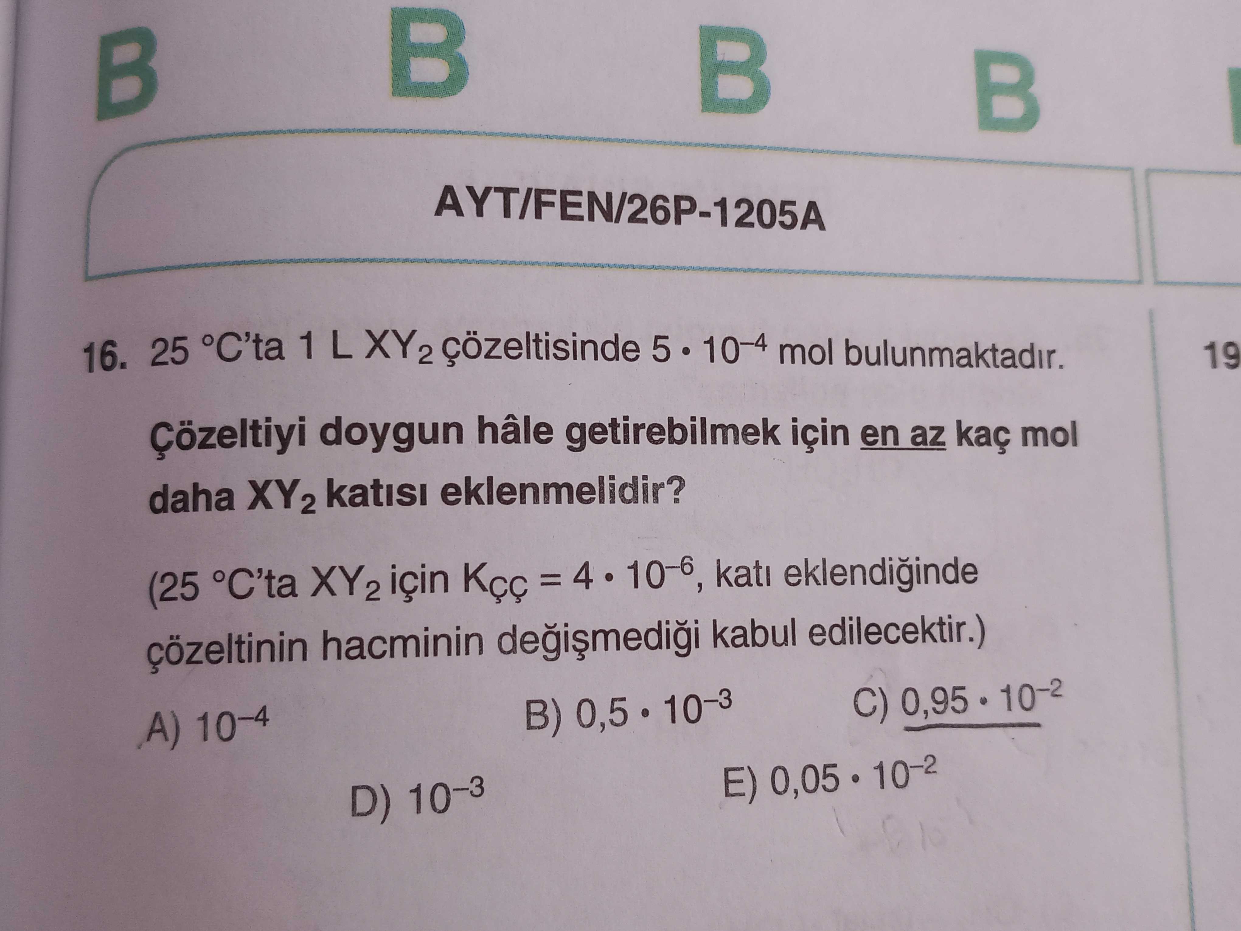25 °C'ta 1 L XY₂ çözeltisinde 5 · 10⁻⁴ mol bulunmaktadır. Çözeltiyi doygun hâle getirebilmek için en