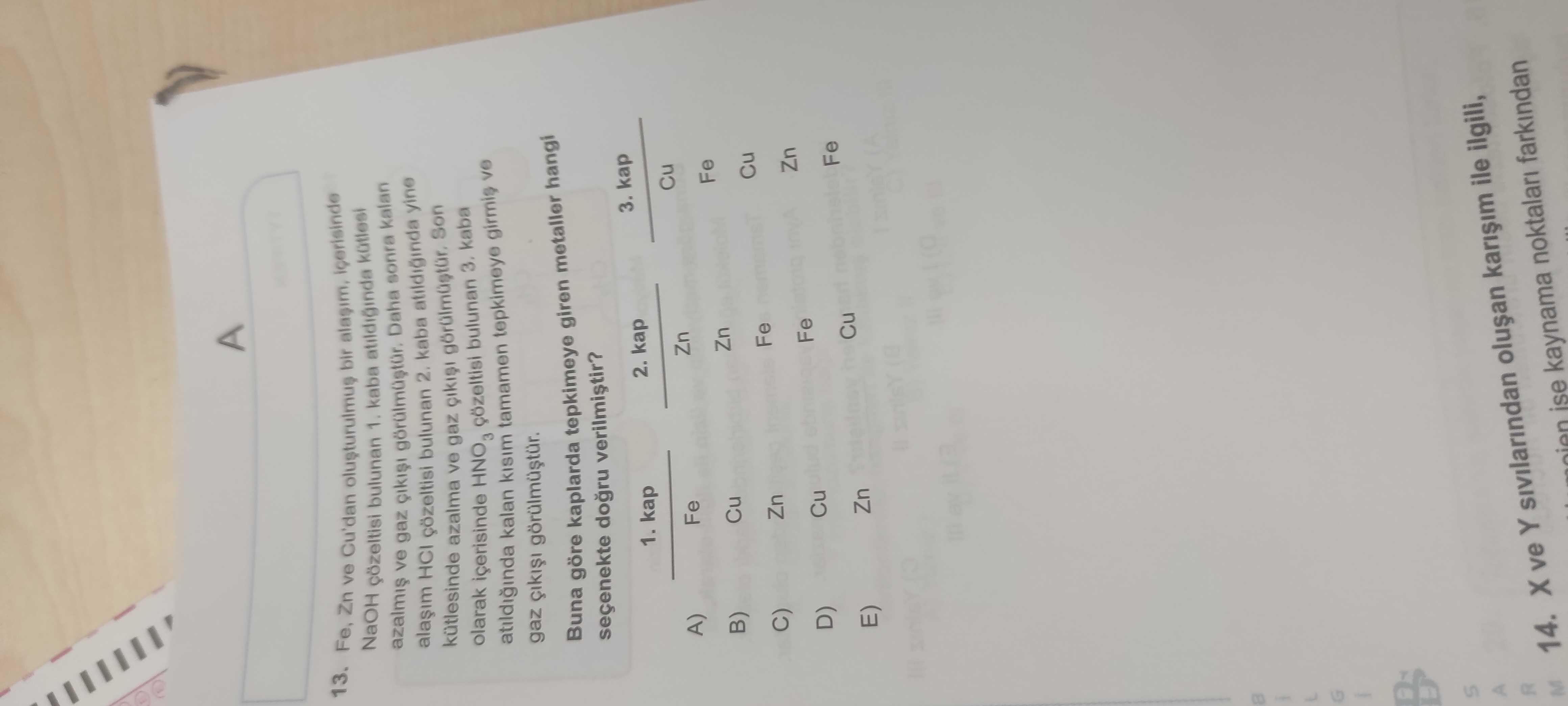 Fe, Zn ve Cu'dan oluşturulmuş bir alaşım, içerisinde NaOH çözeltisi bulunan 1. kaba atıldığında