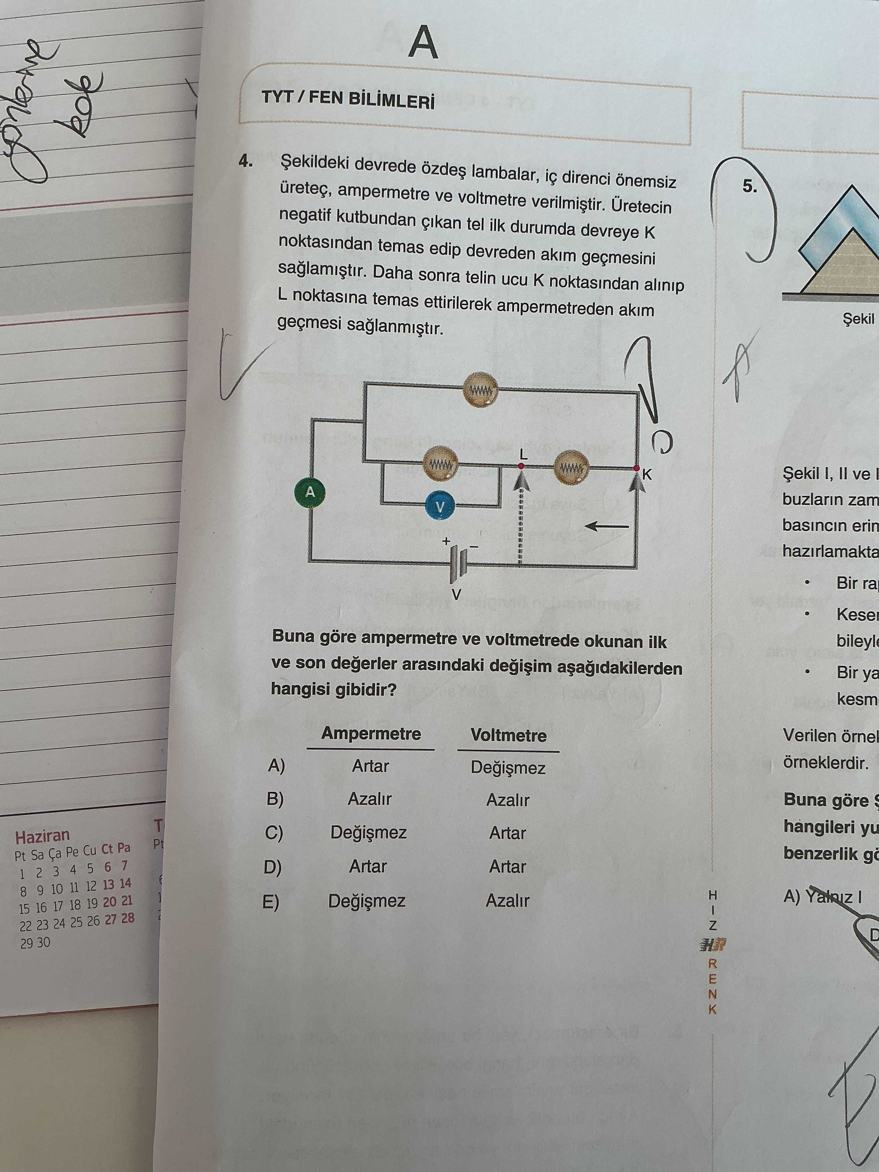 Şekildeki devrede özdeş lambalar, iç direnci önemsiz üreteç, ampermetre ve voltmetre verilmiştir