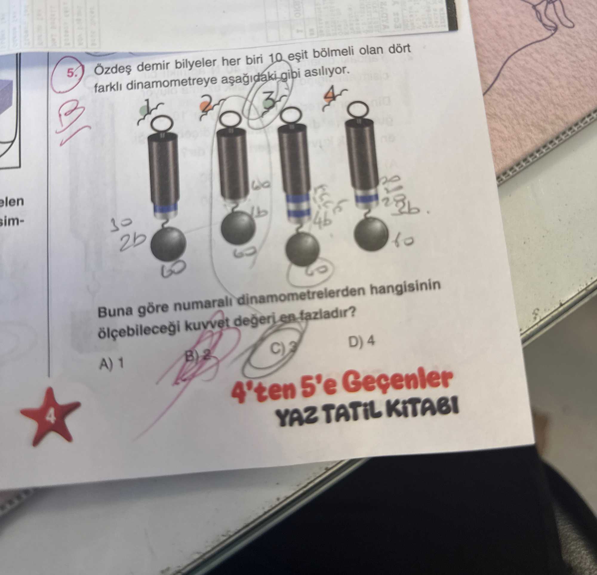 Özdeş demir bilyeler her biri 10 eşit bölmeli olan dört farklı dinamometreye aşağıdaki gibi