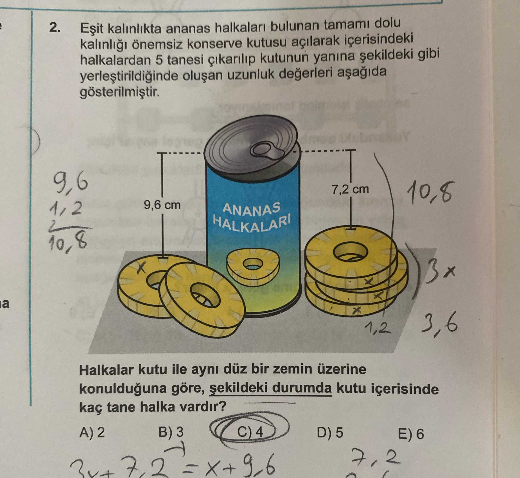 Eşit kalınlıkta ananas halkaları bulunan tamamı dolu kalınlığı önemsiz konserve kutusu açılarak