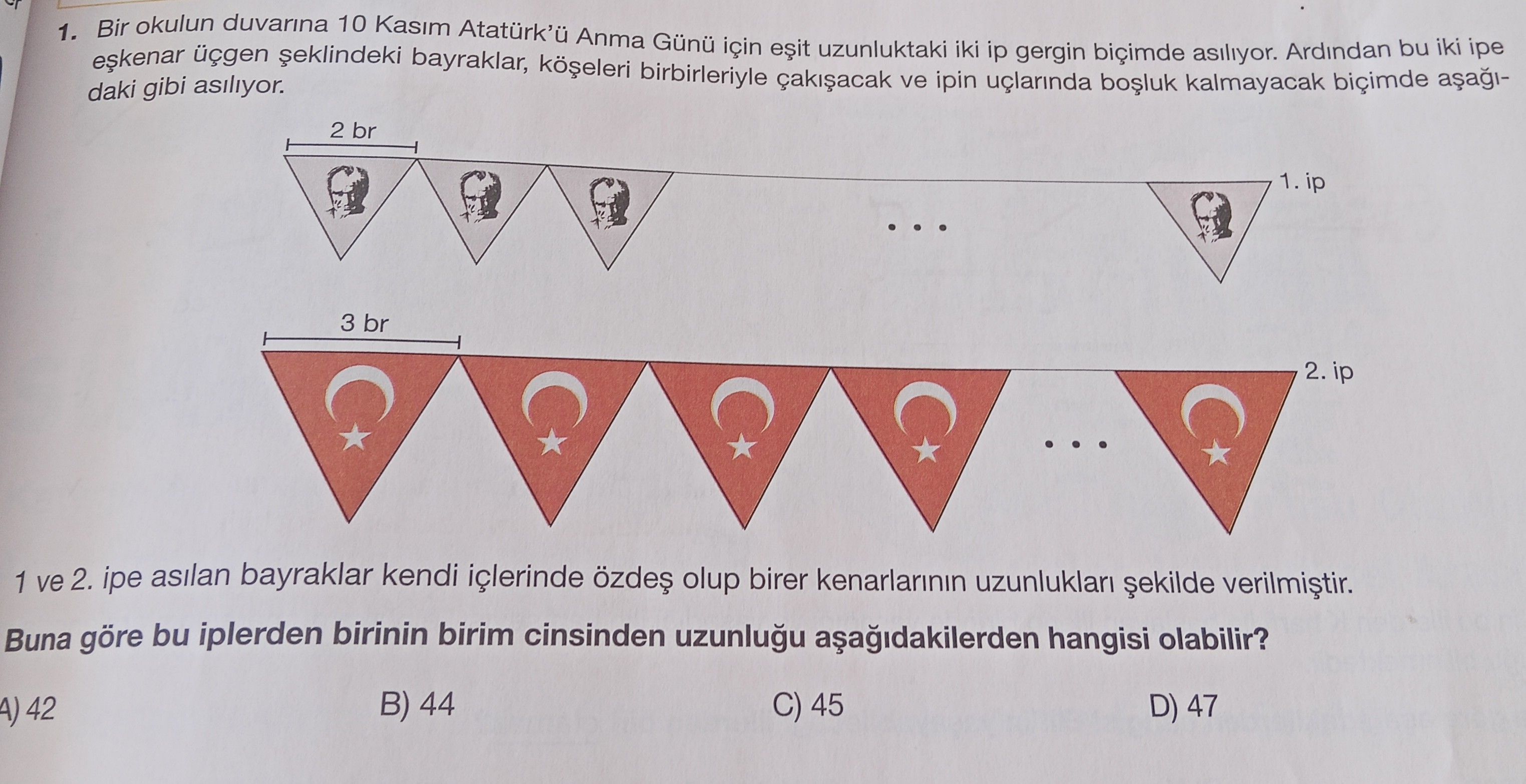 Bir okulun duvarına 10 Kasım Atatürk'ü Anma Günü için eşit uzunluktaki iki ip gergin biçimde