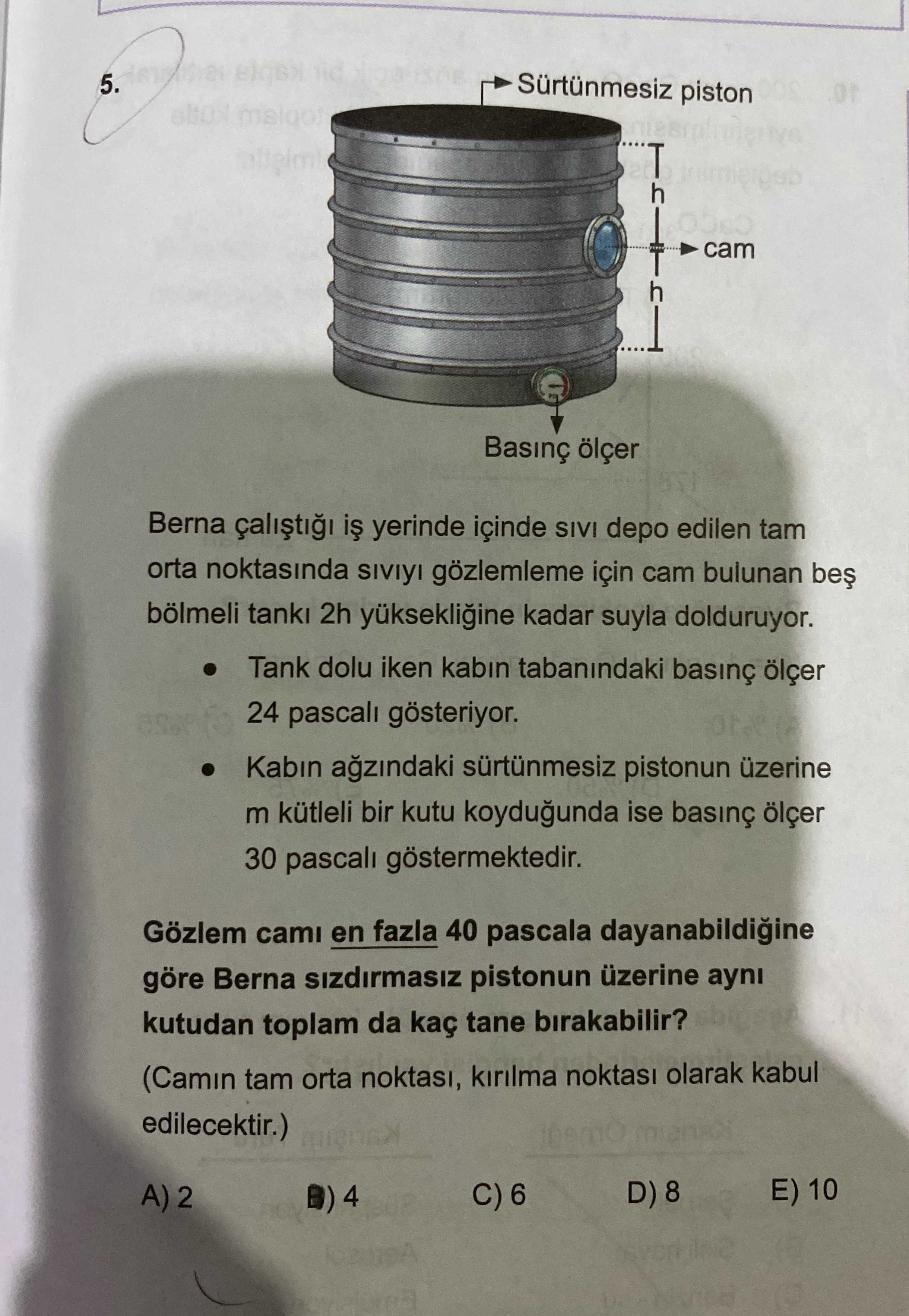 Berna çalıştığı iş yerinde içinde sıvı depo edilen tam orta noktasında sıvıyı gözlemleme için cam