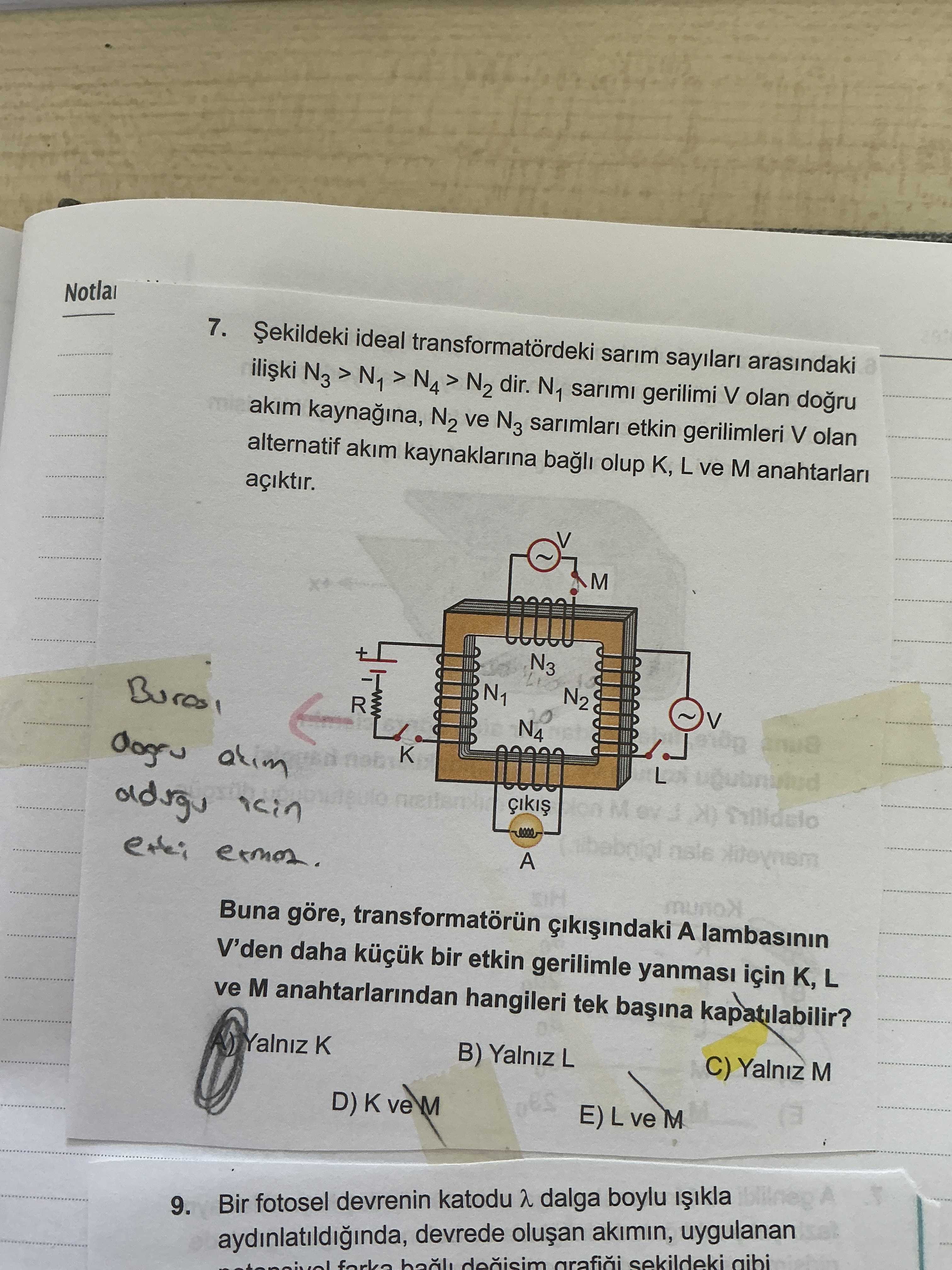 Şekildeki ideal transformatördeki sarım sayıları arasındaki ilişki N₃ > N₁ > N₄ > N₂ dir. N₁ sarımı