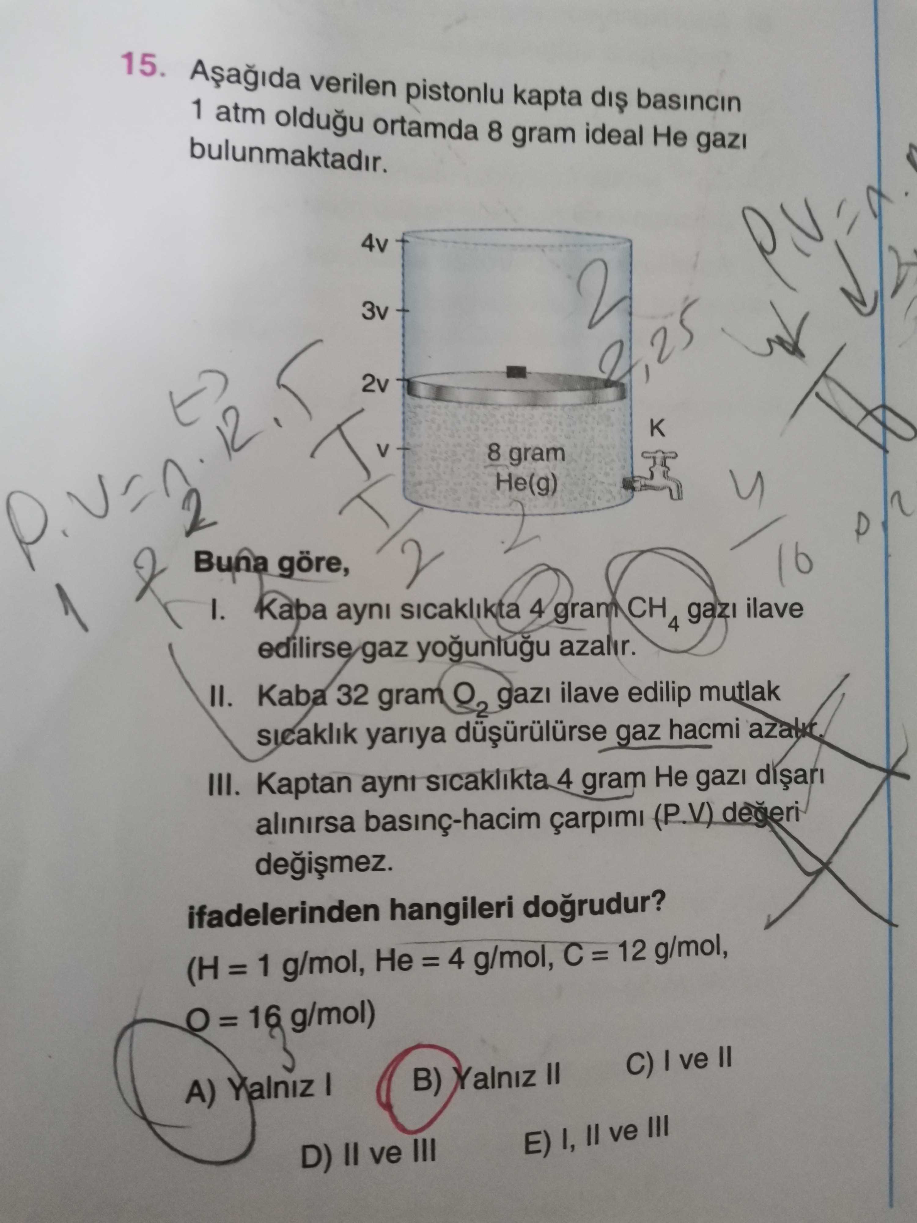 Aşağıda verilen pistonlu kapta dış basıncın 1 atm olduğu ortamda 8 gram ideal He gazı bulunmaktadır
