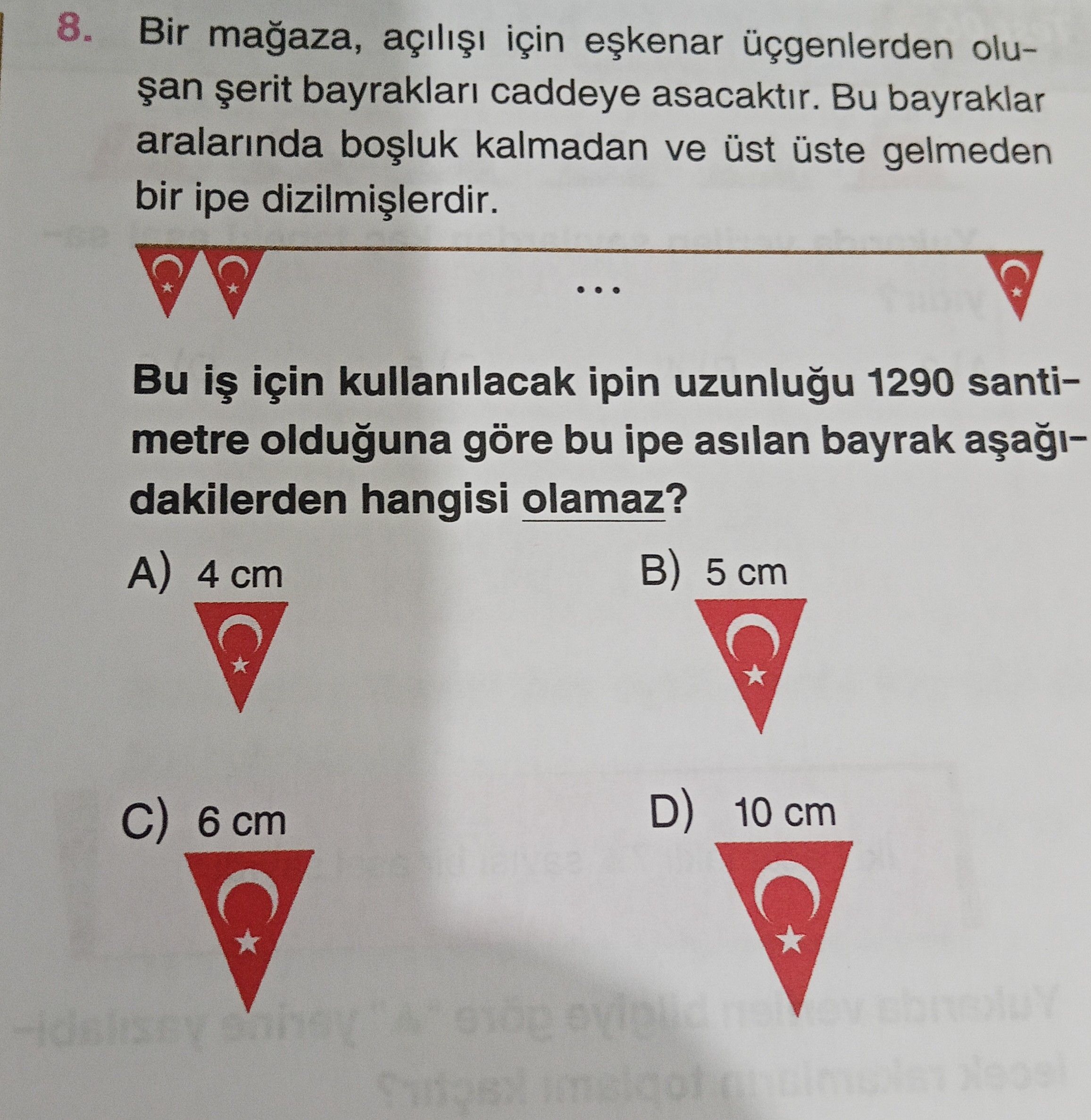 Bir mağaza, açılışı için eşkenar üçgenlerden oluşan şerit bayrakları caddeye asacaktır. Bu bayraklar